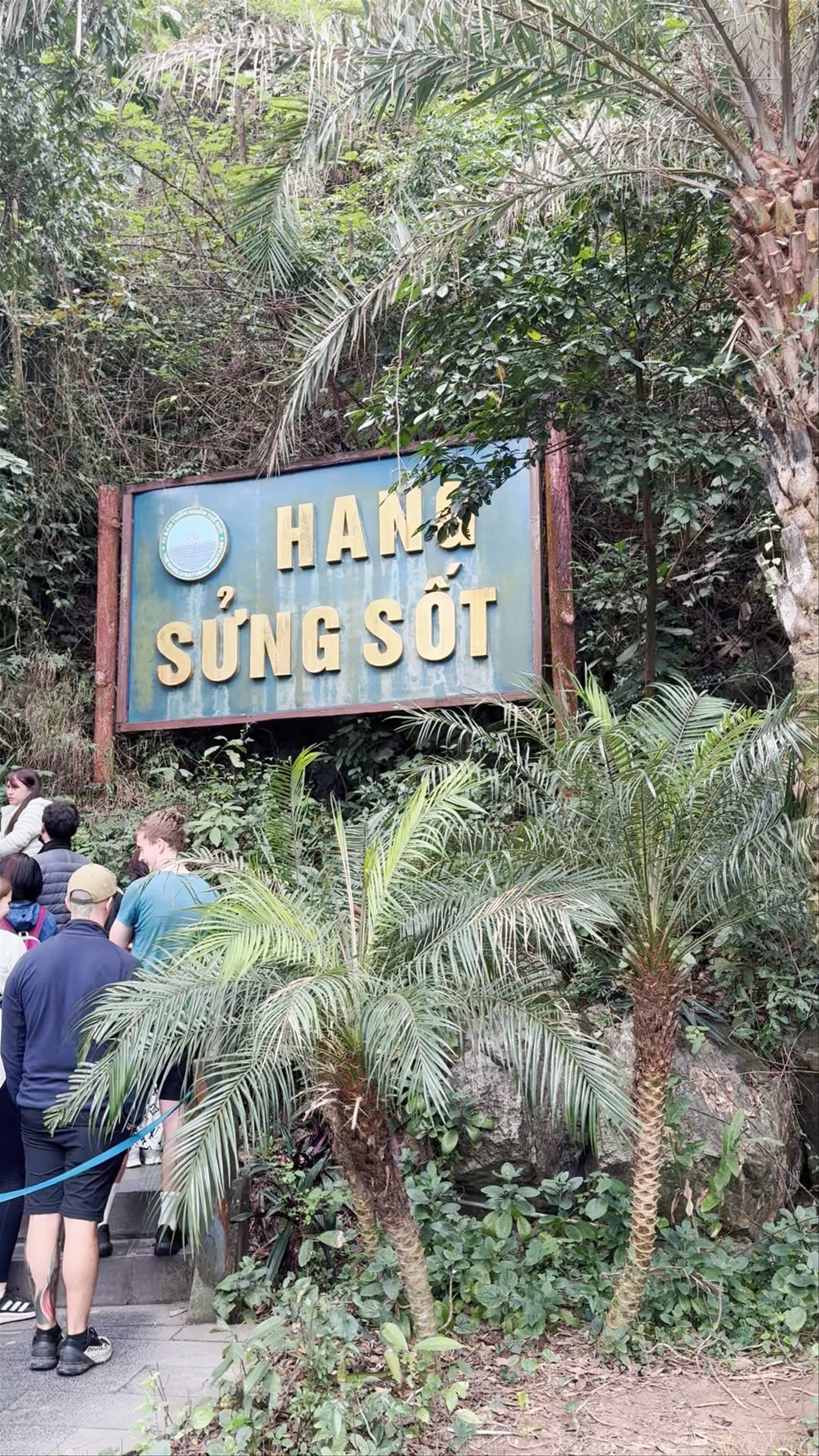 Hang Sửng Sốt Tour: Exploring Stunning Caves in Halong Bay