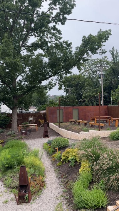 Guesthouse - Garden area - Hotels Near Me - Baltimore, Maryland
