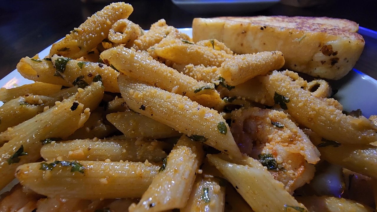 Mariscos La Apoma - Pasta La Apoma; seasoned shrimp and pasta with a piece of buttered toast - Mexican Near Me - Yuma, Arizona