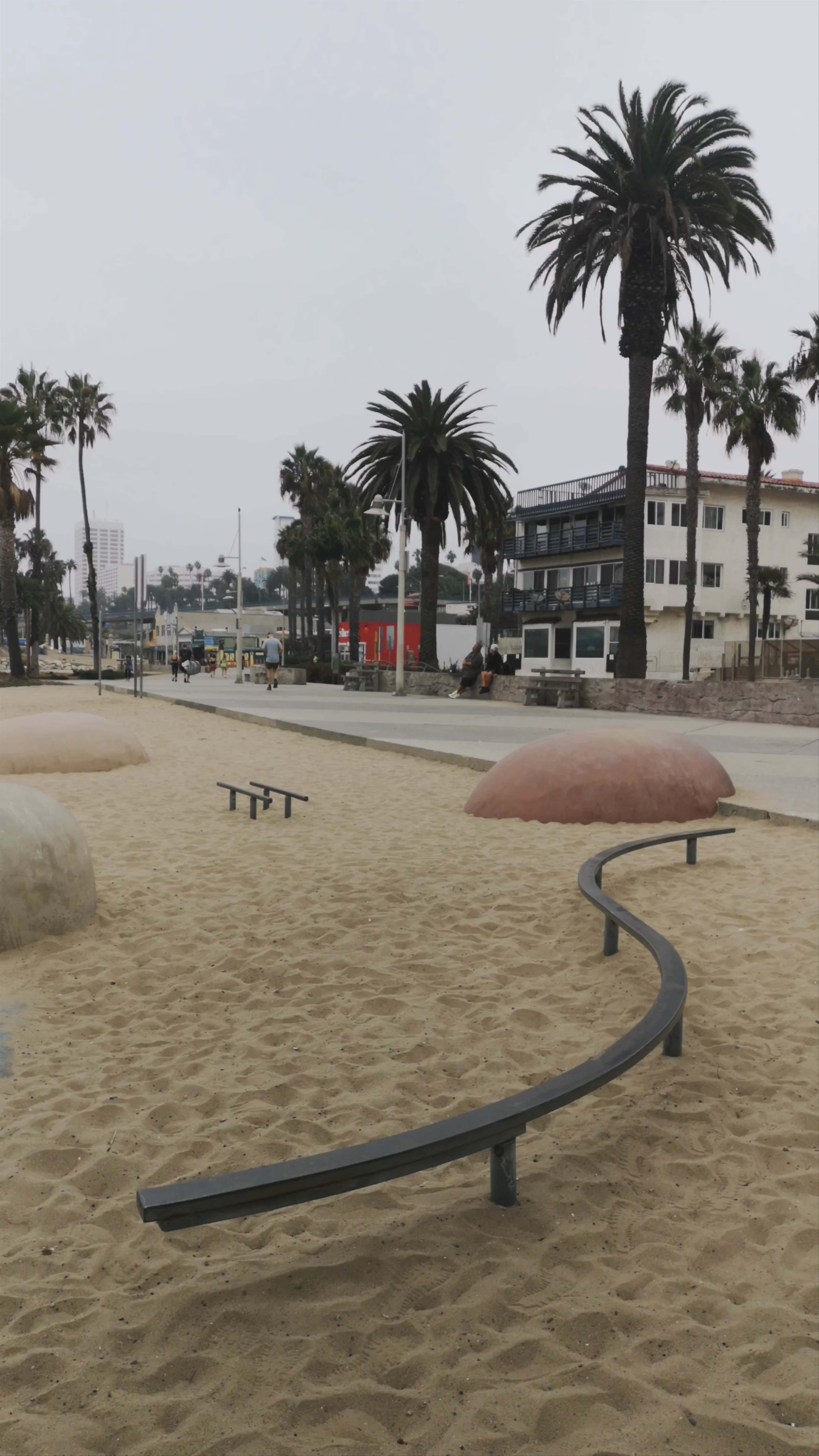 Muscle Beach Venice Gym: Iconic Outdoor Workout Spot in Los Angeles
