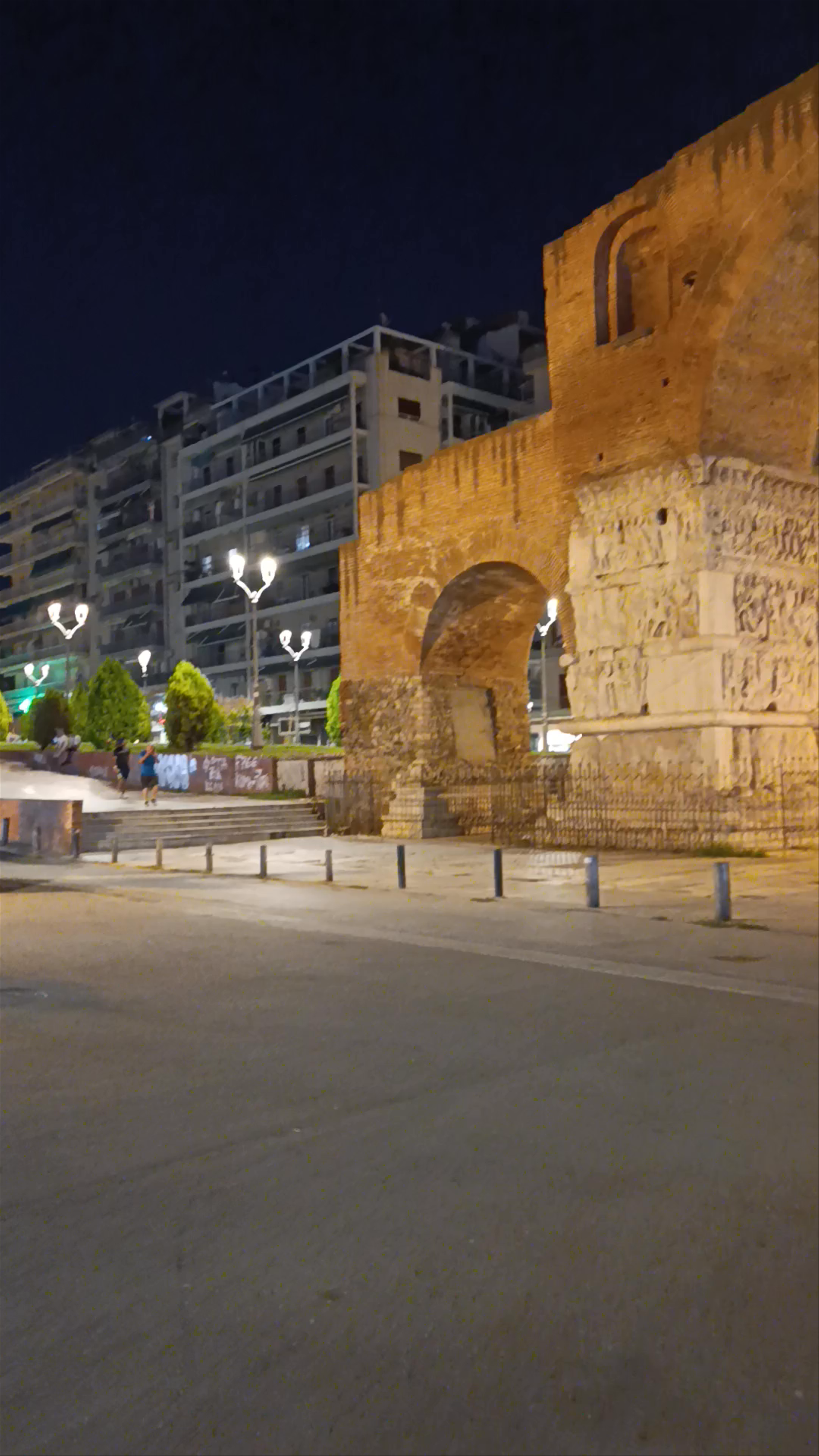 Kamara Arch at Night: Thessaloniki’s Timeless Icon