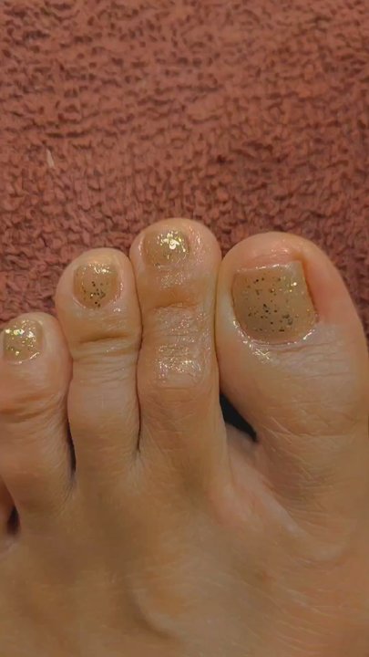 Vanna Nails - Tina did great again. More Sparkly in person. So pretty. Gel colors: 179 neutral brown & 67 for the gold glitter - Nail Salons Near Me - Fountain Valley, California
