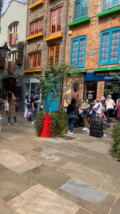 Neal's Yard - Charming Courtyard - Massage Near Me - London, XGL