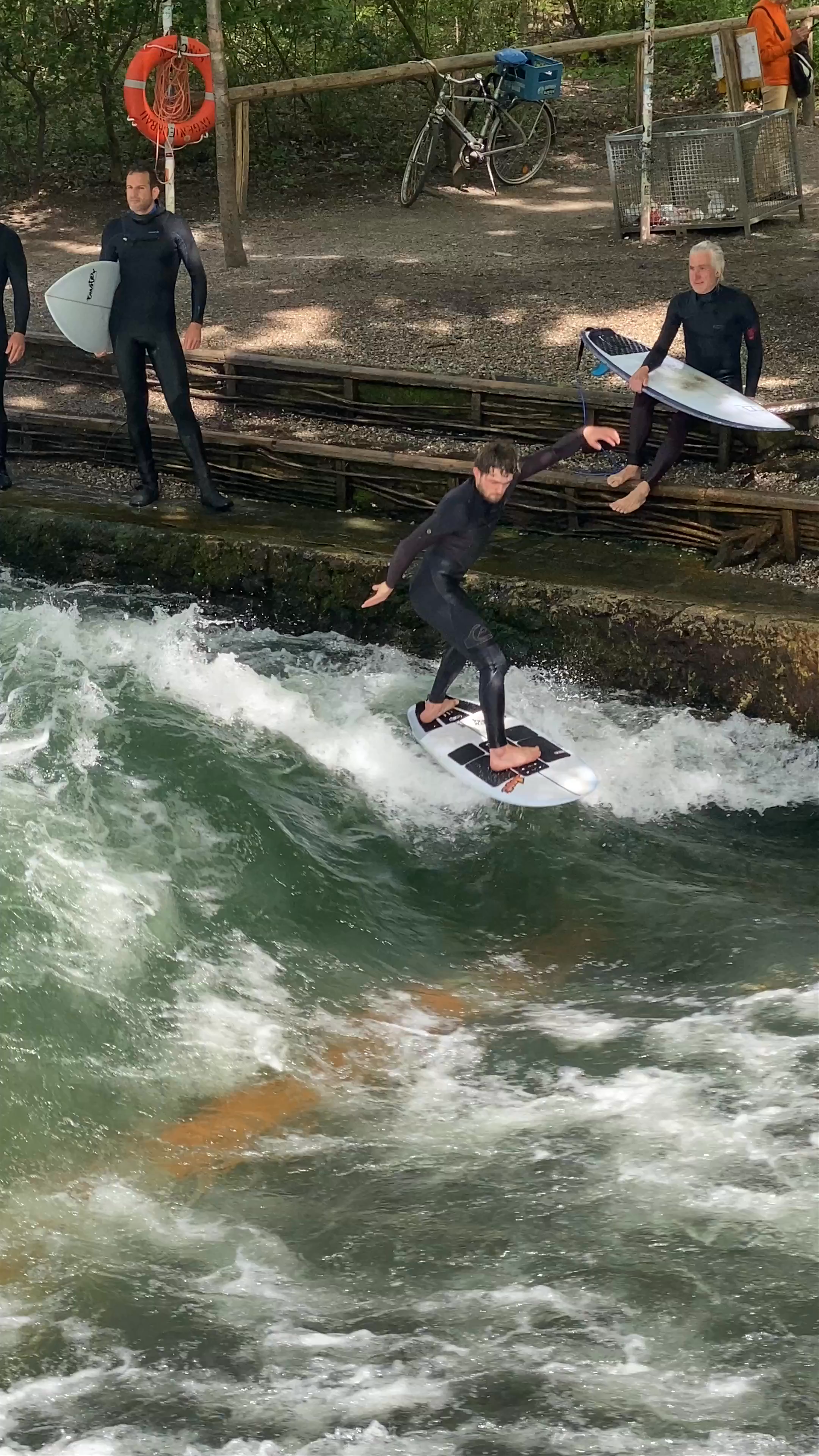 E2 Kleine Eisbachwelle / River Surfing