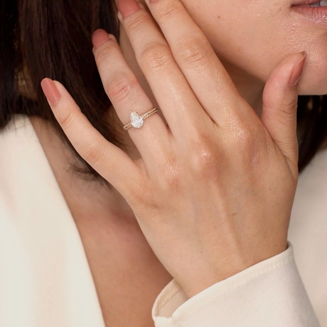 The Knife-Edge | Pear | 18k | Yellow Gold | bandAccent: Pavé | hiddenHalo: no | diamondOrientation: vertical | caratWeight: other