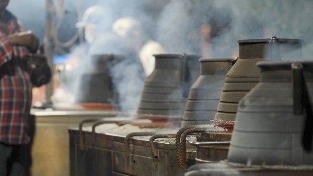Cooking food in metallic pots