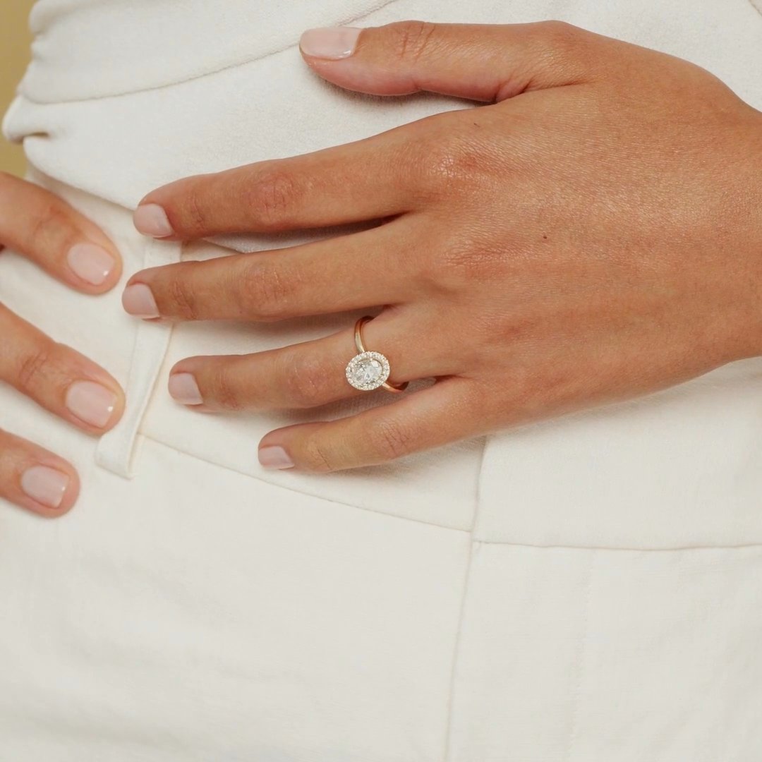 The Halo | Oval | Platinum | bandAccent: Plain | haloSize: original | diamondOrientation: vertical | caratWeight: other