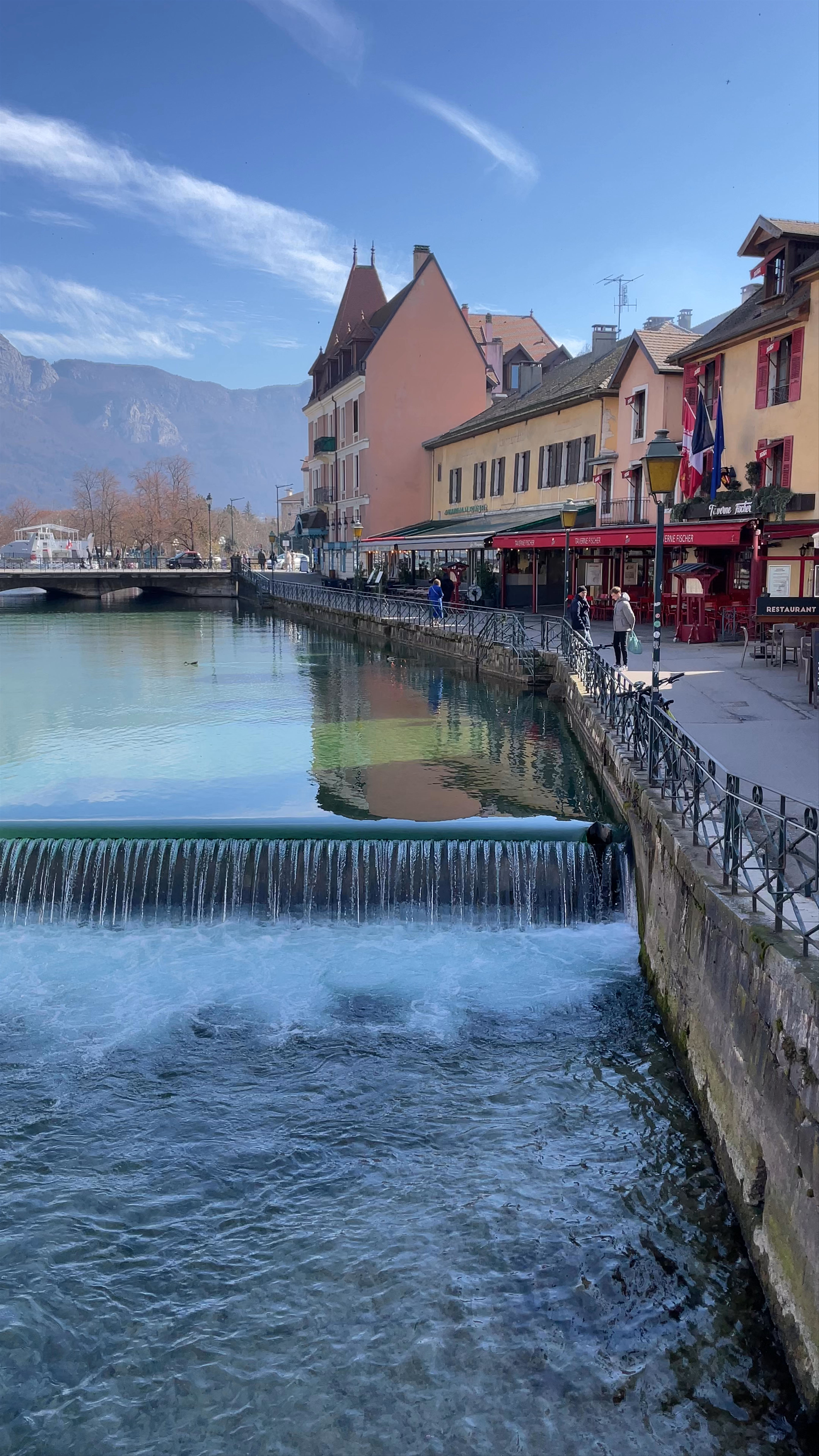Pont Perrière, Annecy: Tranquil Waters and Alpine Charm