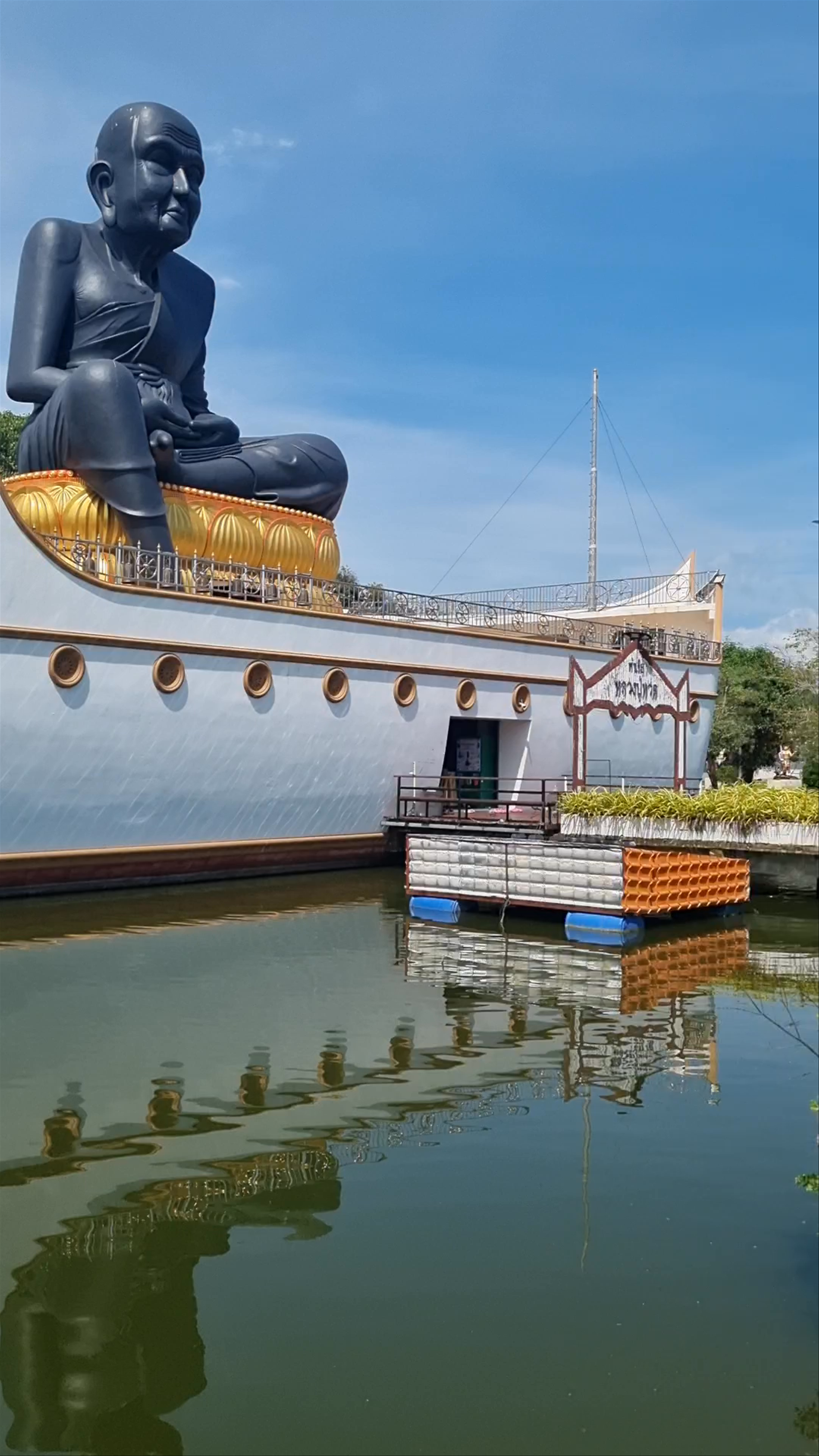 Luang Phor Thuad's Statue Bo Put