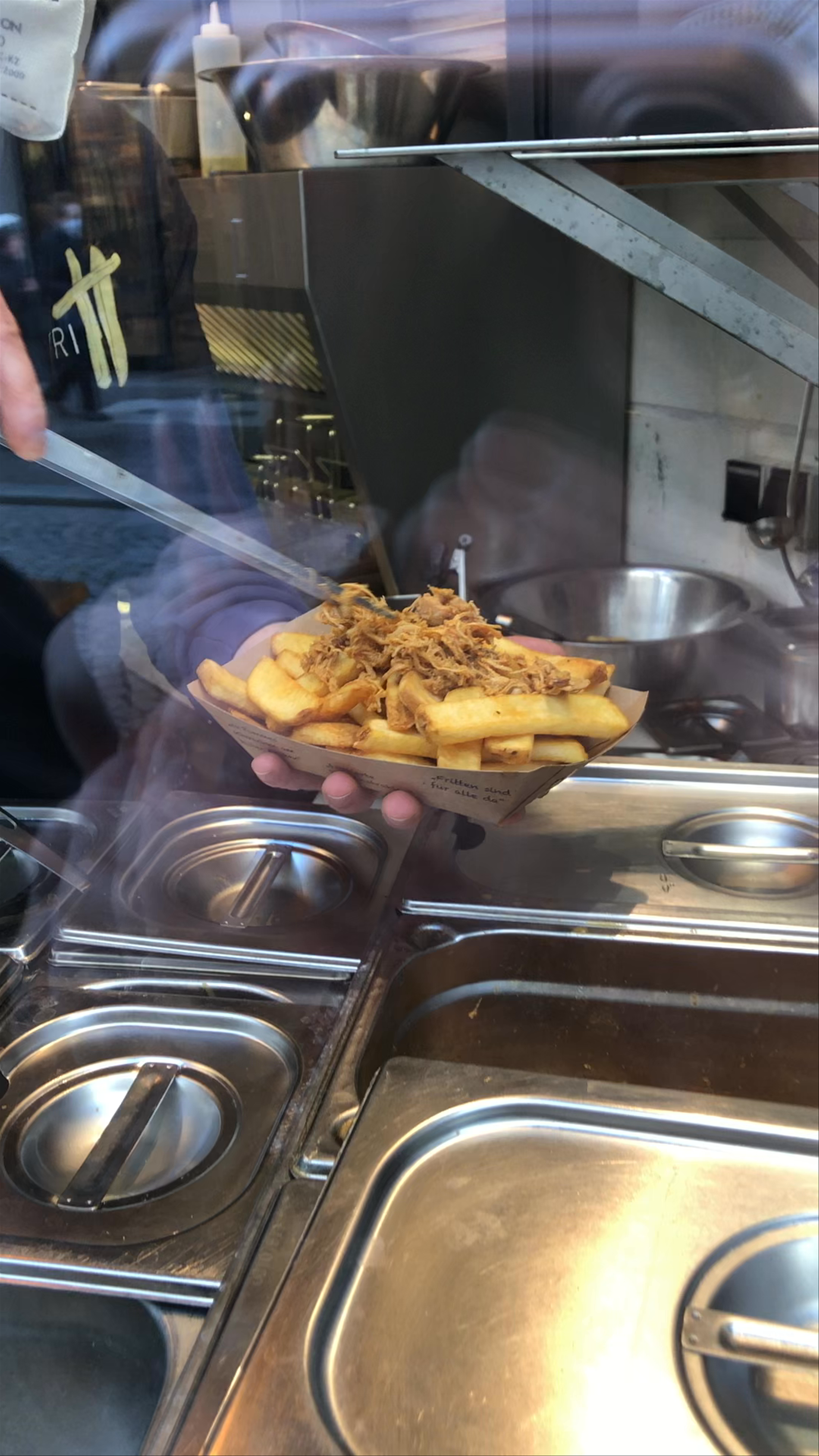 Street Food Delight: Pulled Meat Fries at Frittz, Leipzig