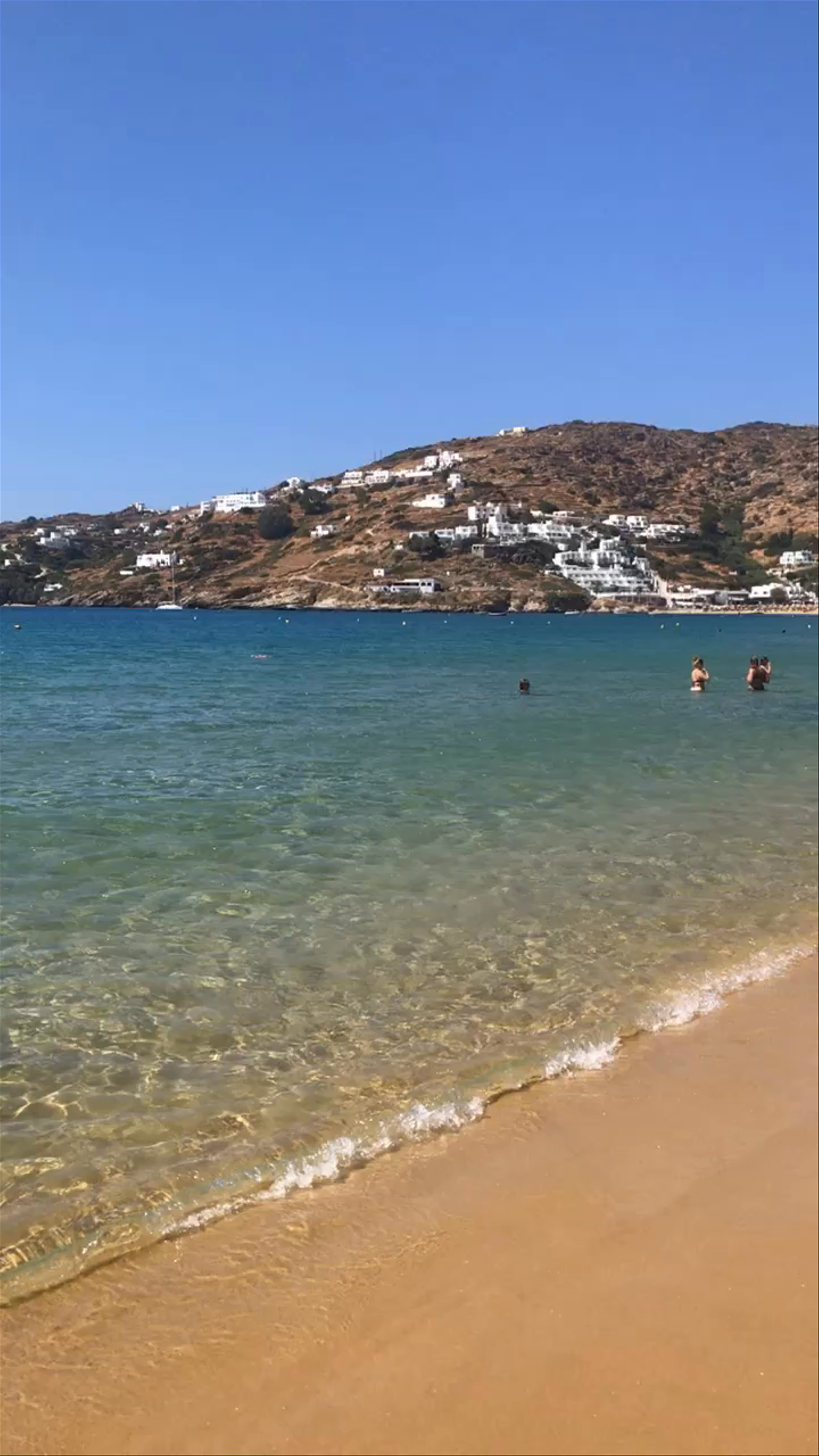 FarOut Beach Club: Sun-Kissed Serenity in Milopotas, Greece