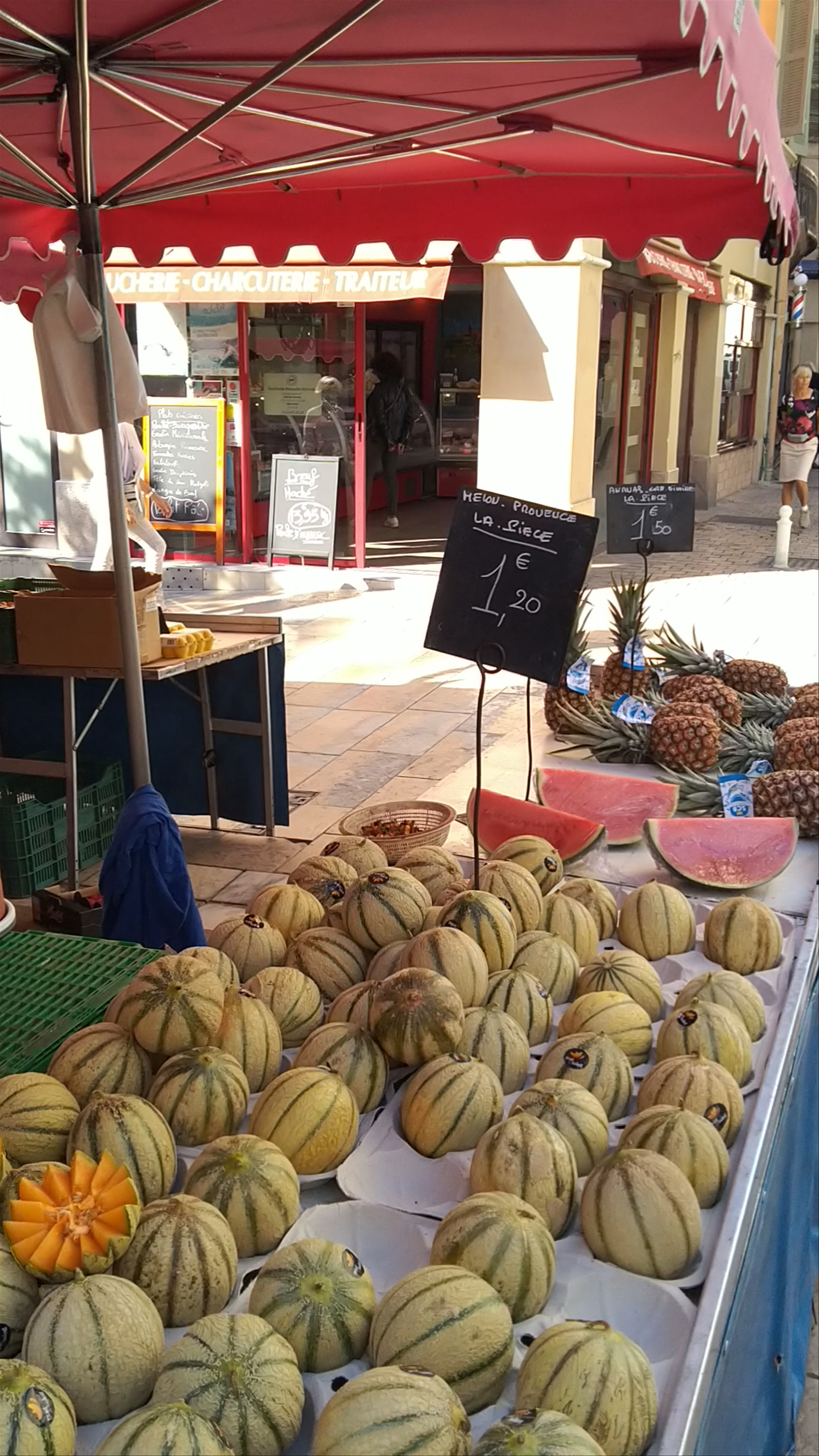 Le marché du cours Lafayette: Vibrant Market Life in Toulon, France