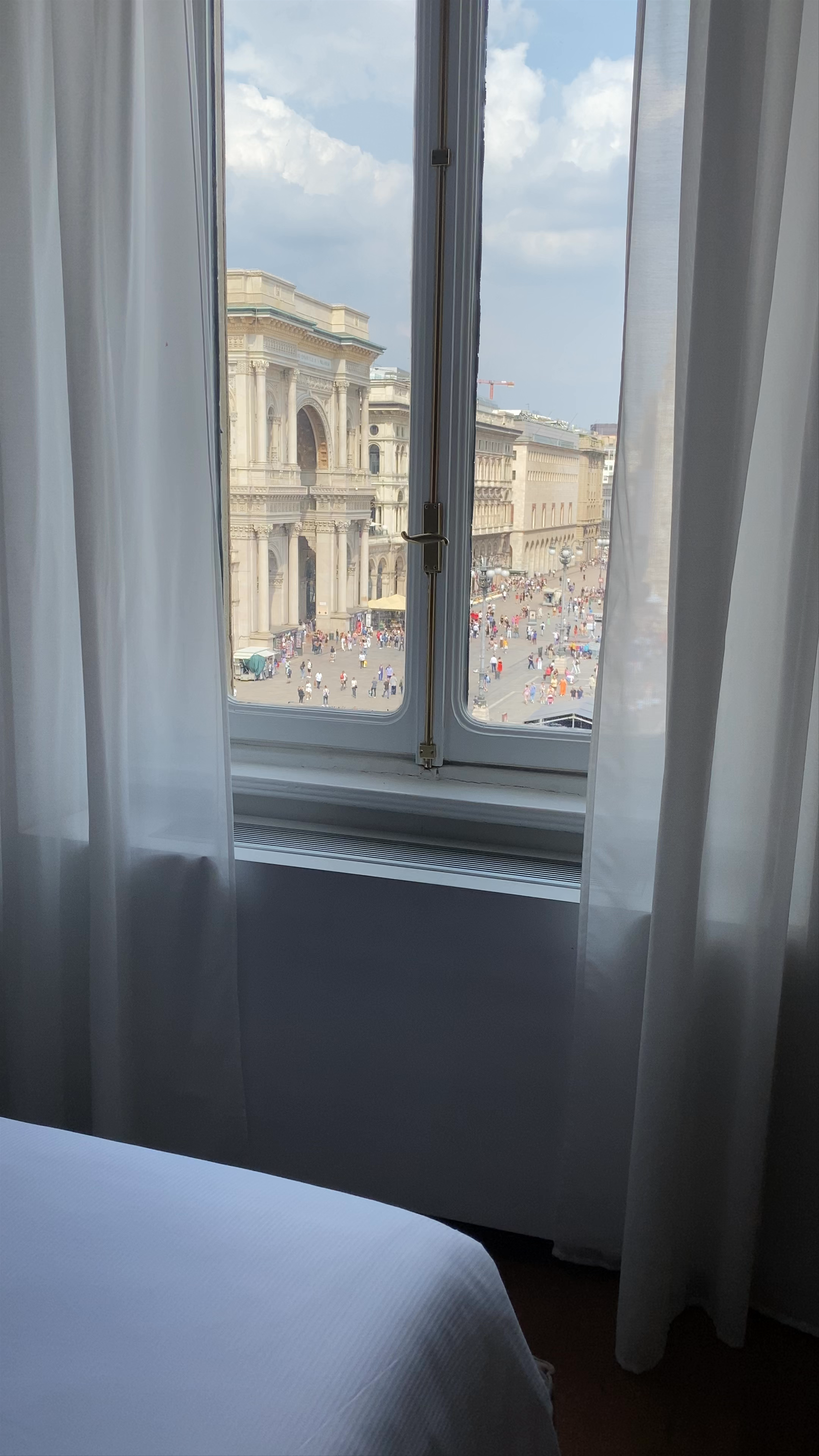 Stunning Piazza del Duomo View from Glamour Apartments, Milan