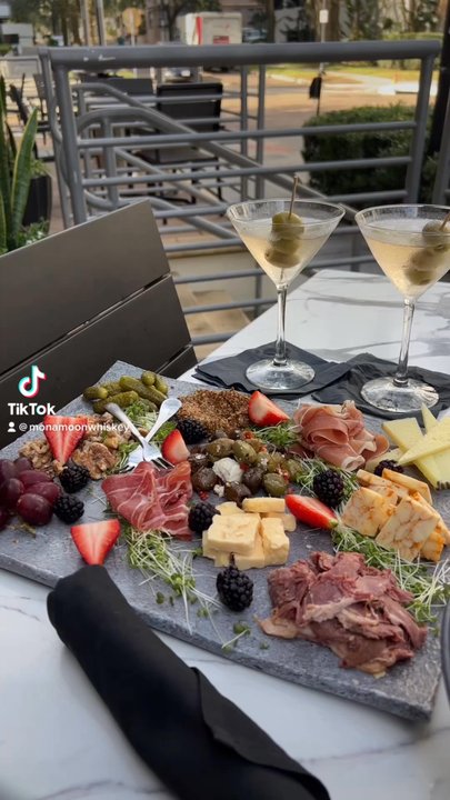 Rusteak - Mussels followed by the Keto Keto Keto with charcuterie cheese and meat board - New American Near Me - Orlando, Florida