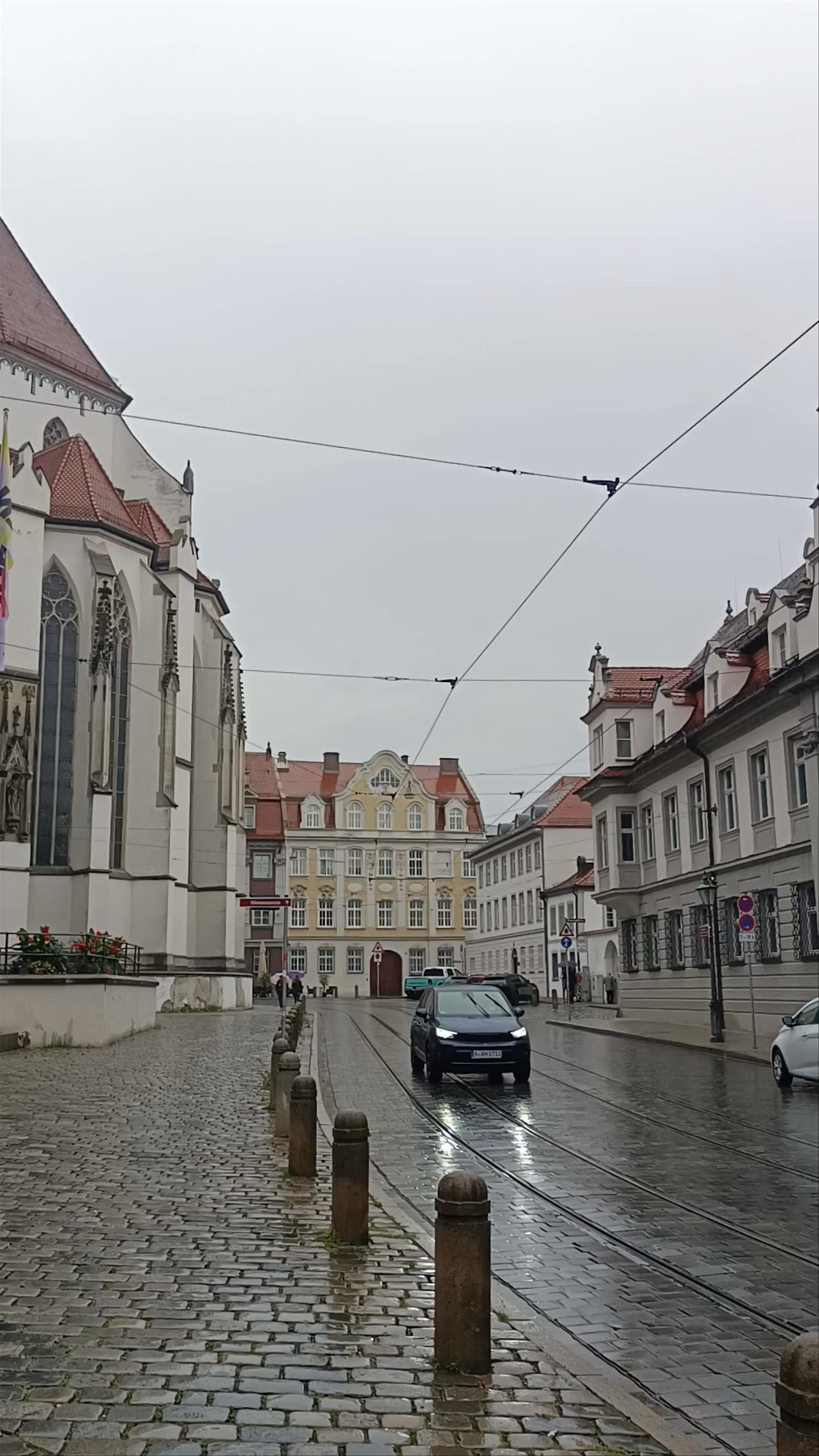 Catedral de Augsburgo: A Rainy Day at Augsburg's Gothic Masterpiece