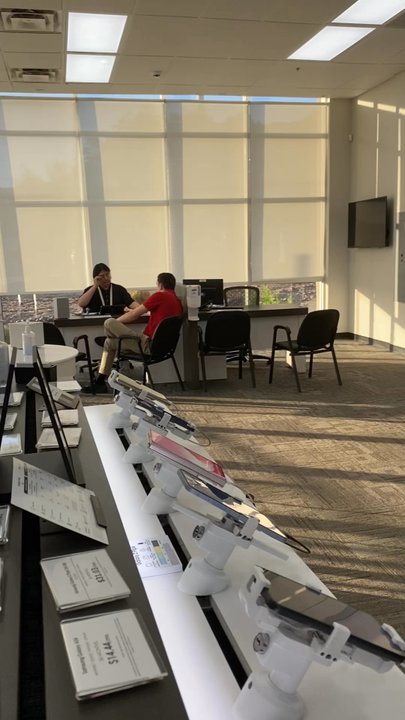 Verizon - Employee helps customer at back of store; no other employees present and several customers waiting. - Mobile Phones Near Me - Phoenix, Arizona