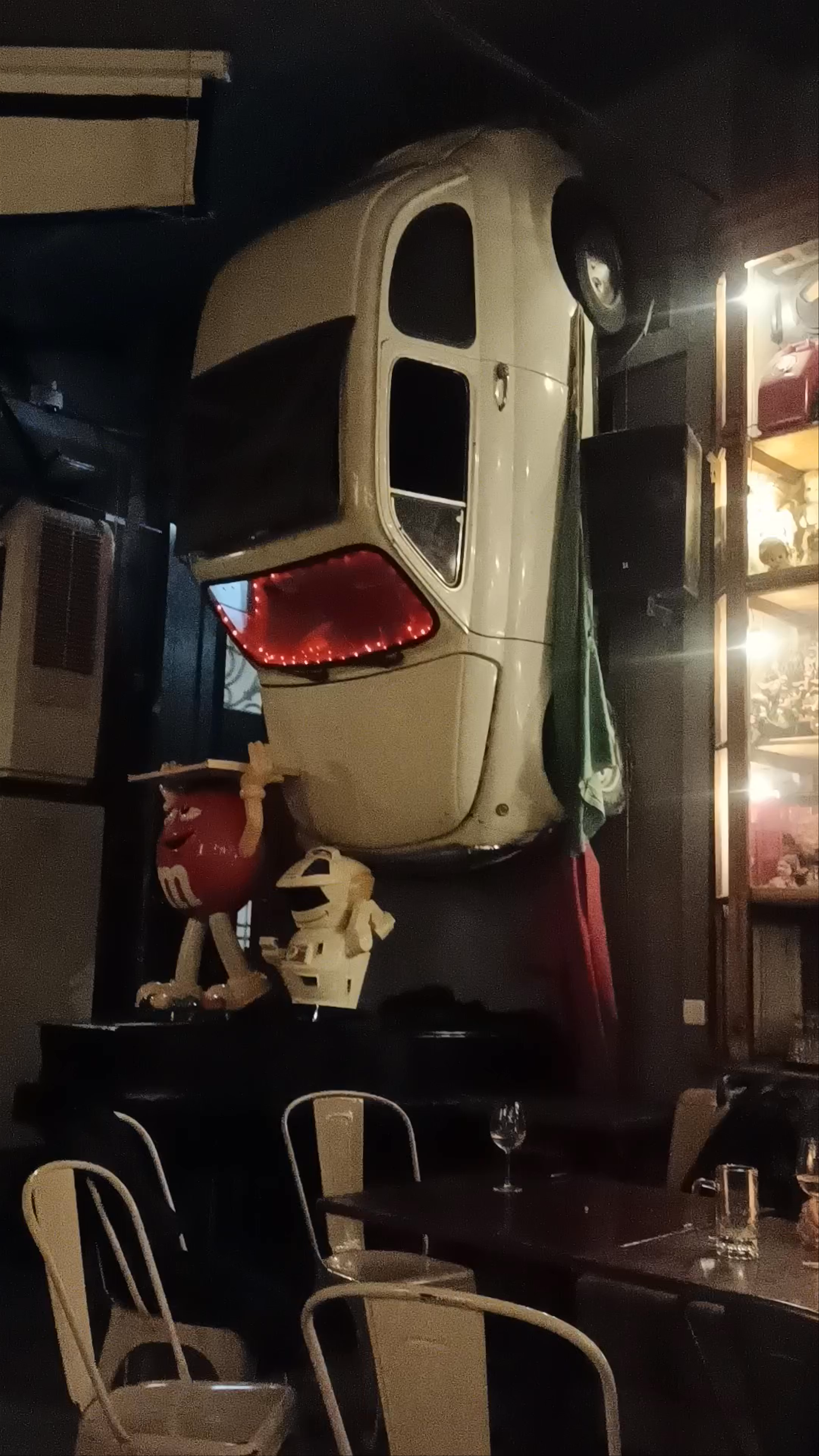 Restaurante Bar Galeria De Paris: Nightlife and Nostalgia in Porto