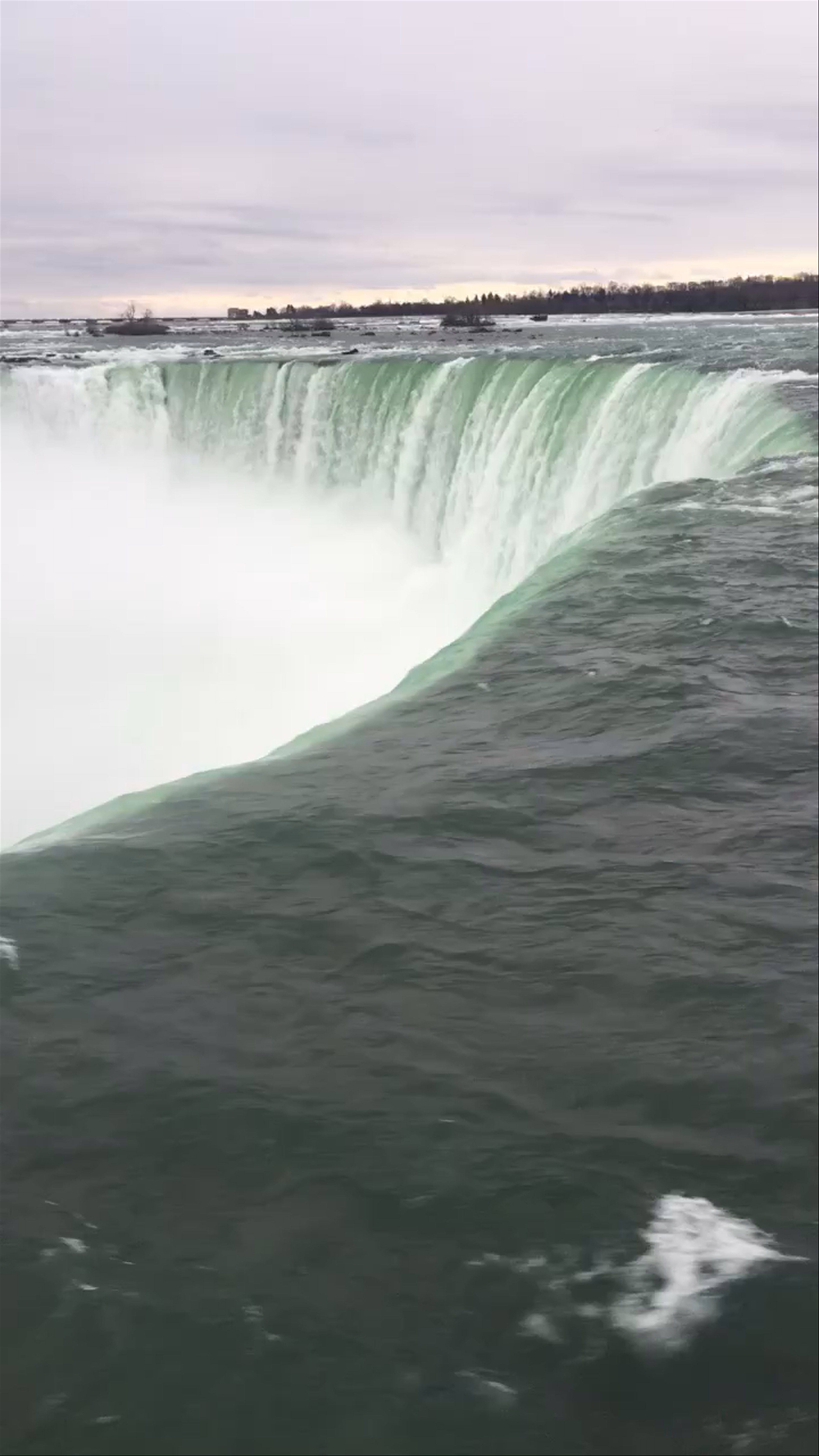 Niagara Falls Viewpoint: Majestic Power and Natural Wonder