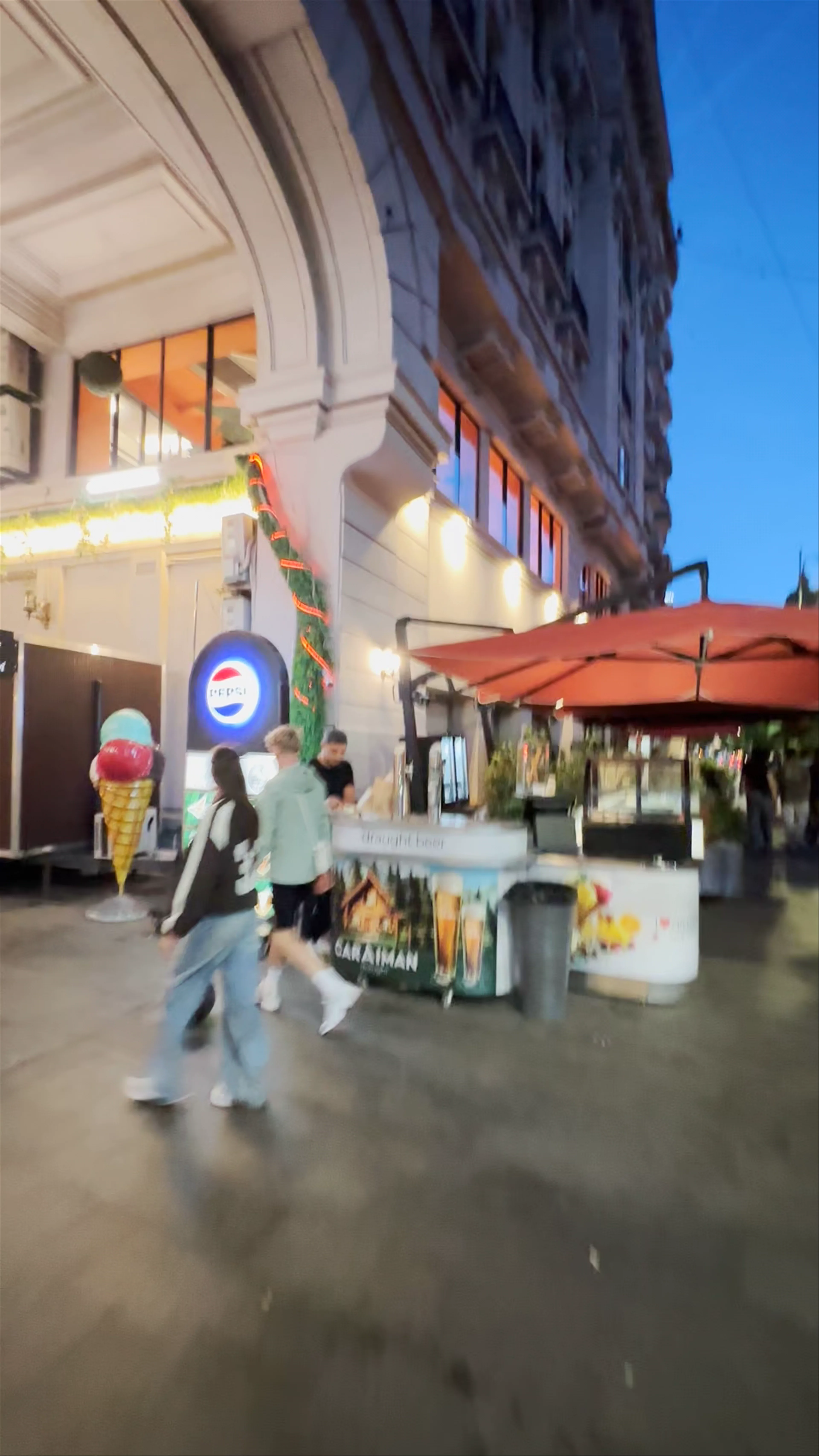 Strada cu Umbrele, Calea Victoriei