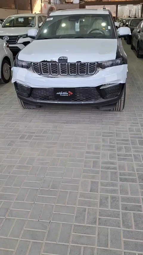 جيب جراند شيروكي Laredo 2025