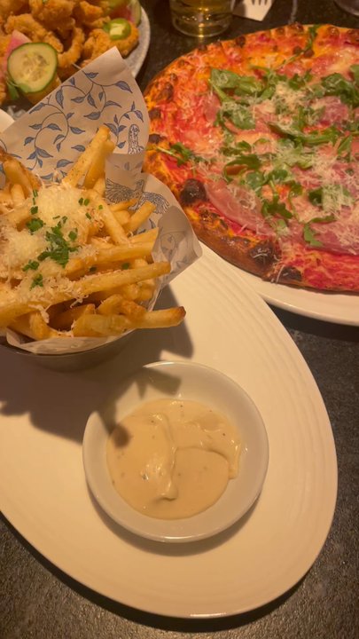 Earls Kitchen + Bar - Canadian (New) Near Me - Burnaby, British Columbia