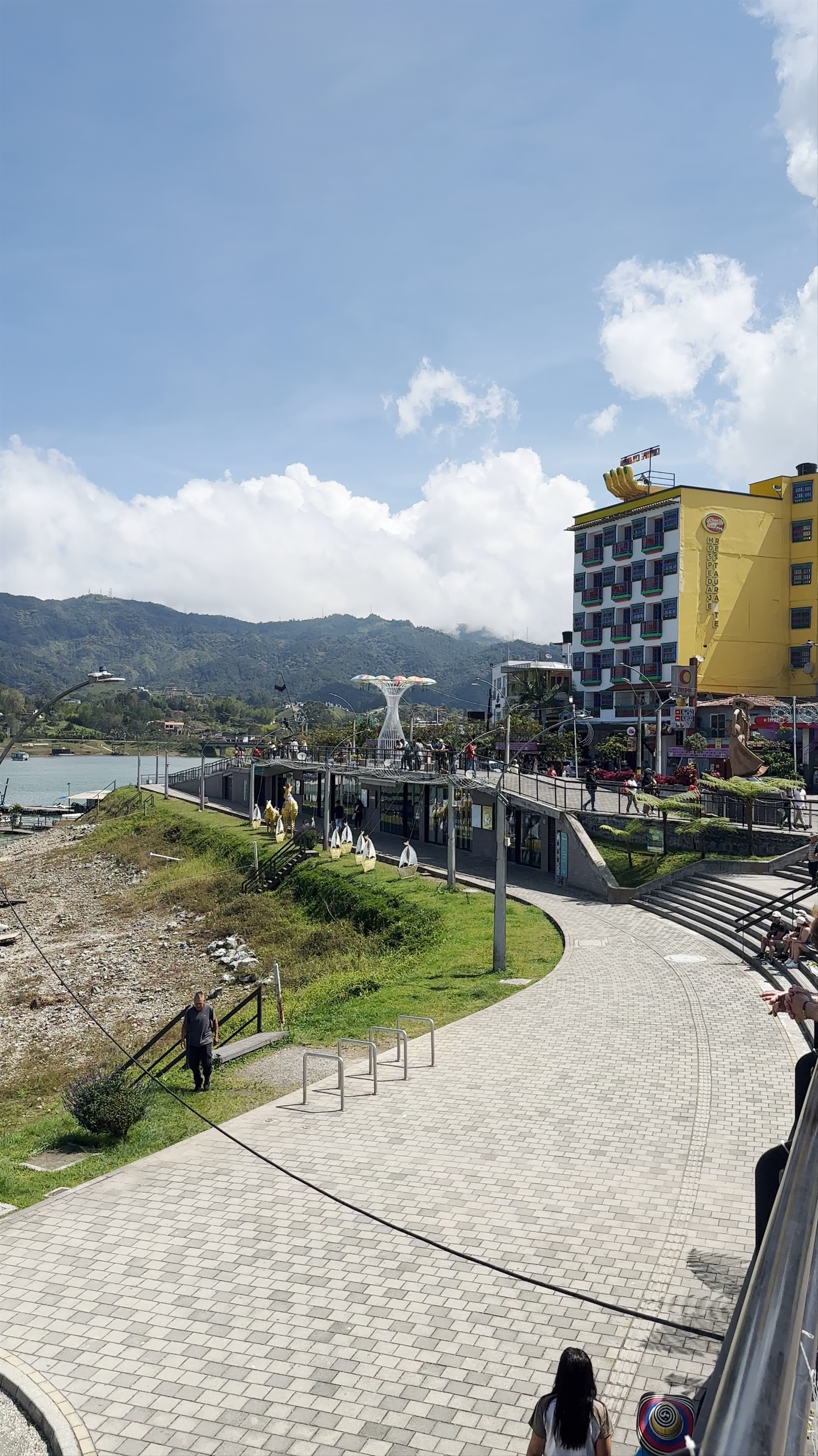 Servicios Náuticos Guatapé: Vibrant Waterfront and Mountain Views in Peñol, Colombia