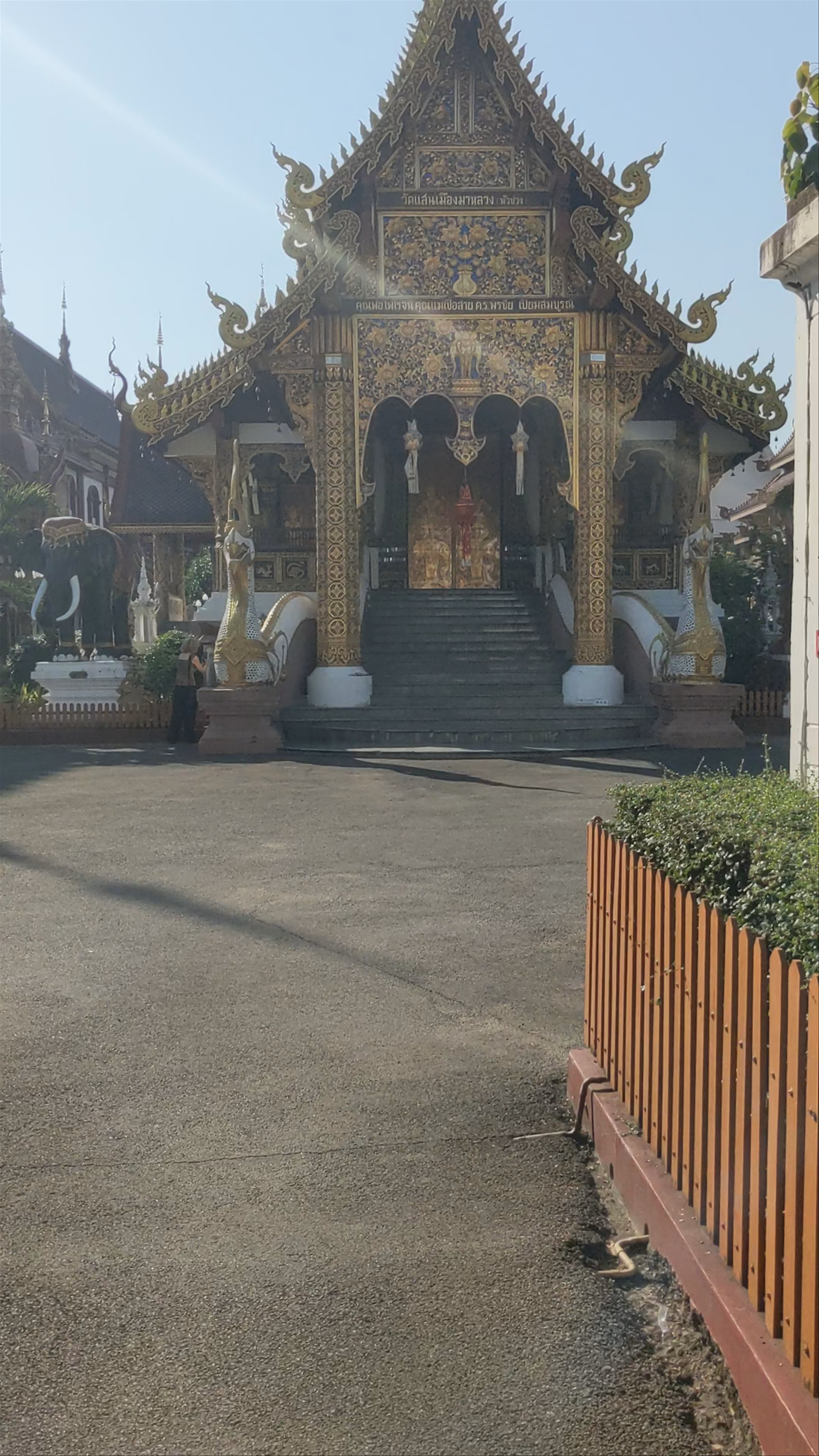 Wat Saen Muang Ma Luang (Wat Hua Khuang)