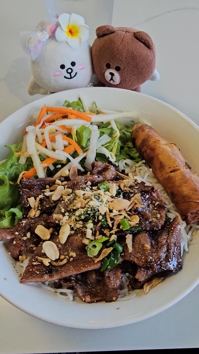 Super Pho - Waialae - Pouring... - Vietnamese Near Me - Honolulu, Hawaii