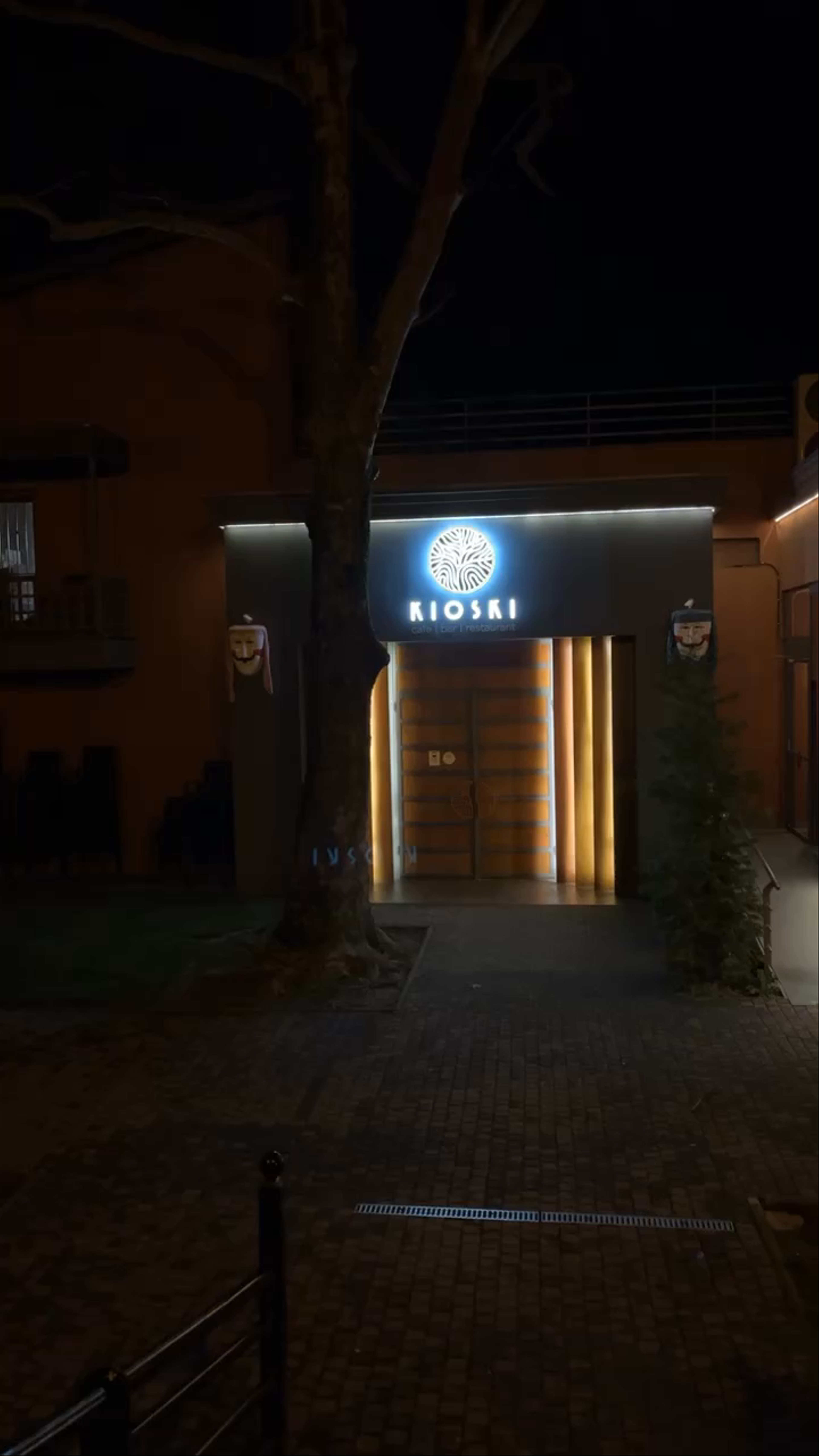 Kioski Cafe | Bar | Restaurant Night Ambiance in Naousa, Greece
