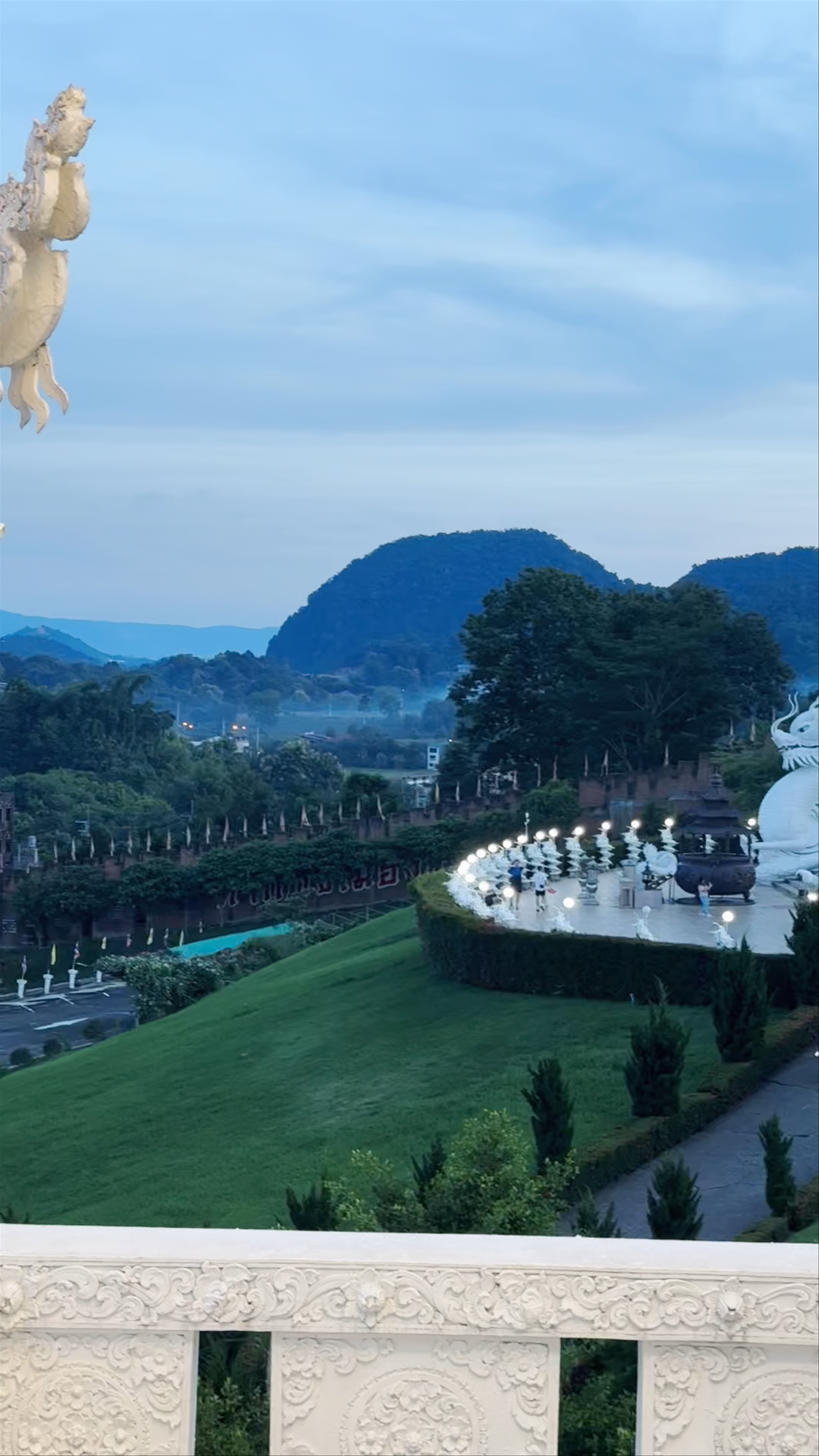 Wat Huay Pla Kang: Serene Spiritual Majesty in Chiang Rai