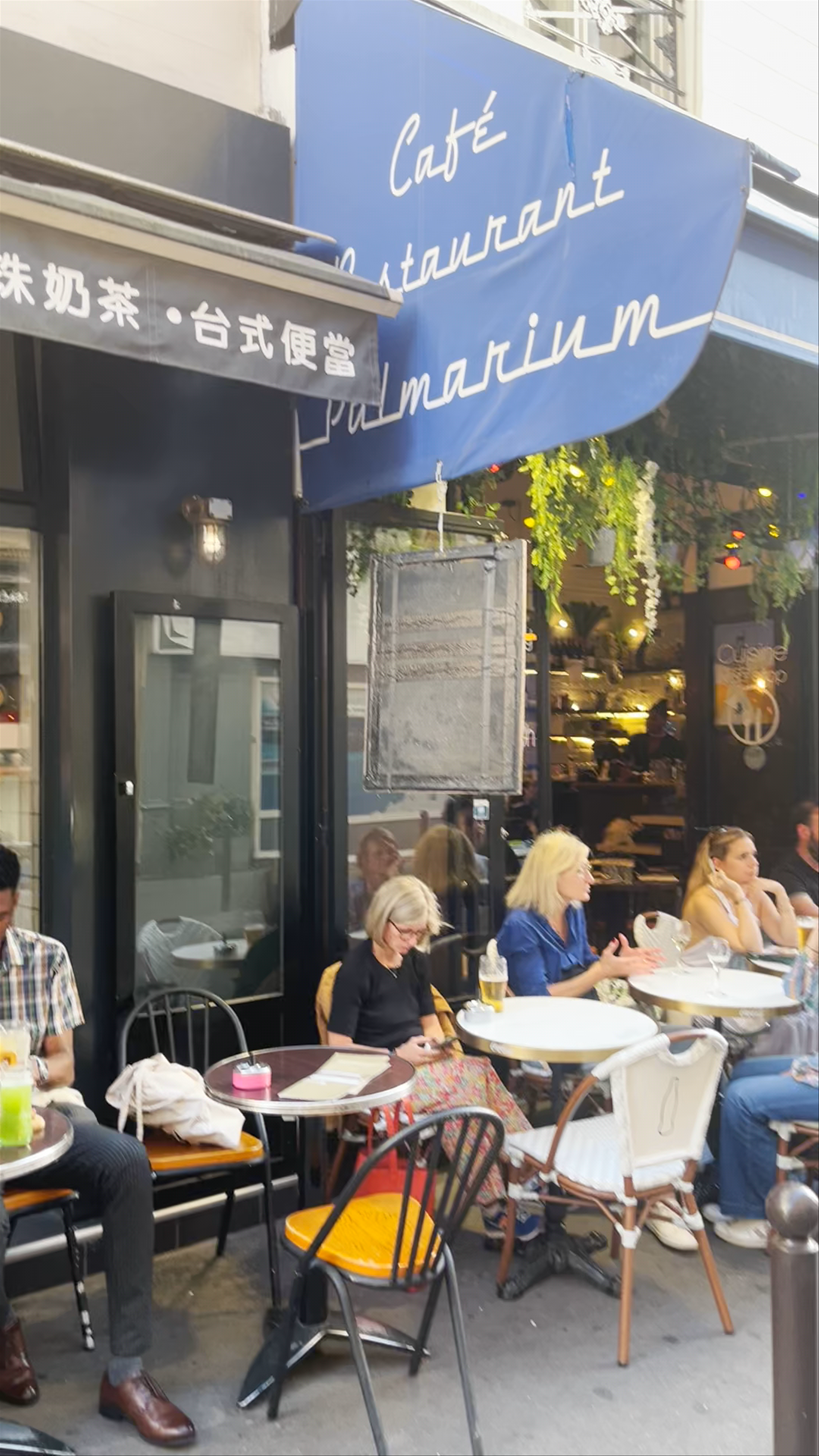 Le Palmarium Café: Vibrant Parisian Street Dining Experience