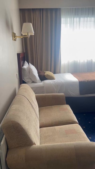 Castle Arms Hotel - The room and bathroom - Hotels Near Me - Durrow, LS