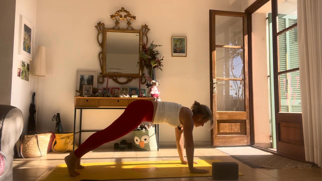 Day 8: Monday motivation💪 standing with props!