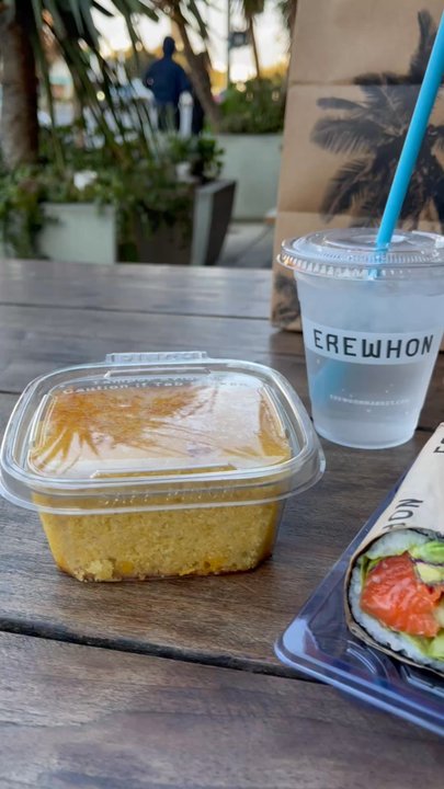 Erewhon - Street entertainment - Grocery Near Me - Los Angeles, California