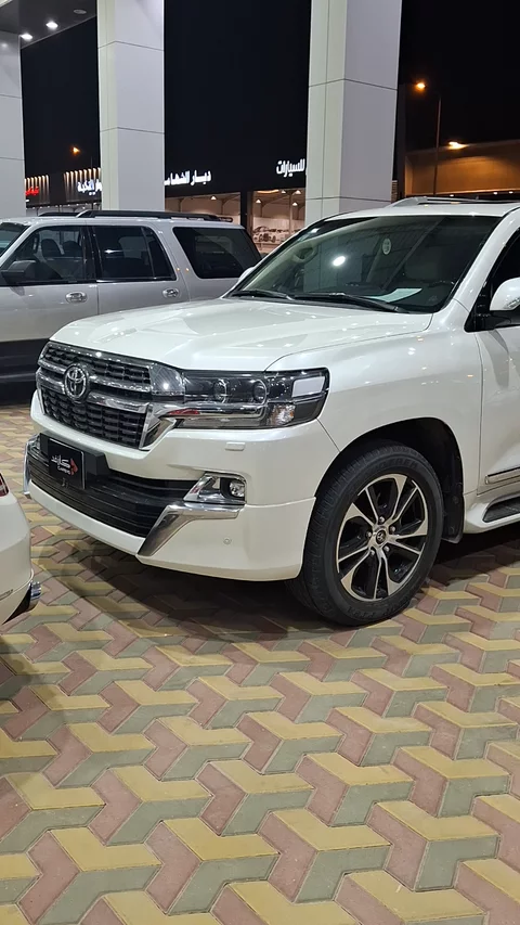 تويوتا لاندكروزر Grand Touring 2021