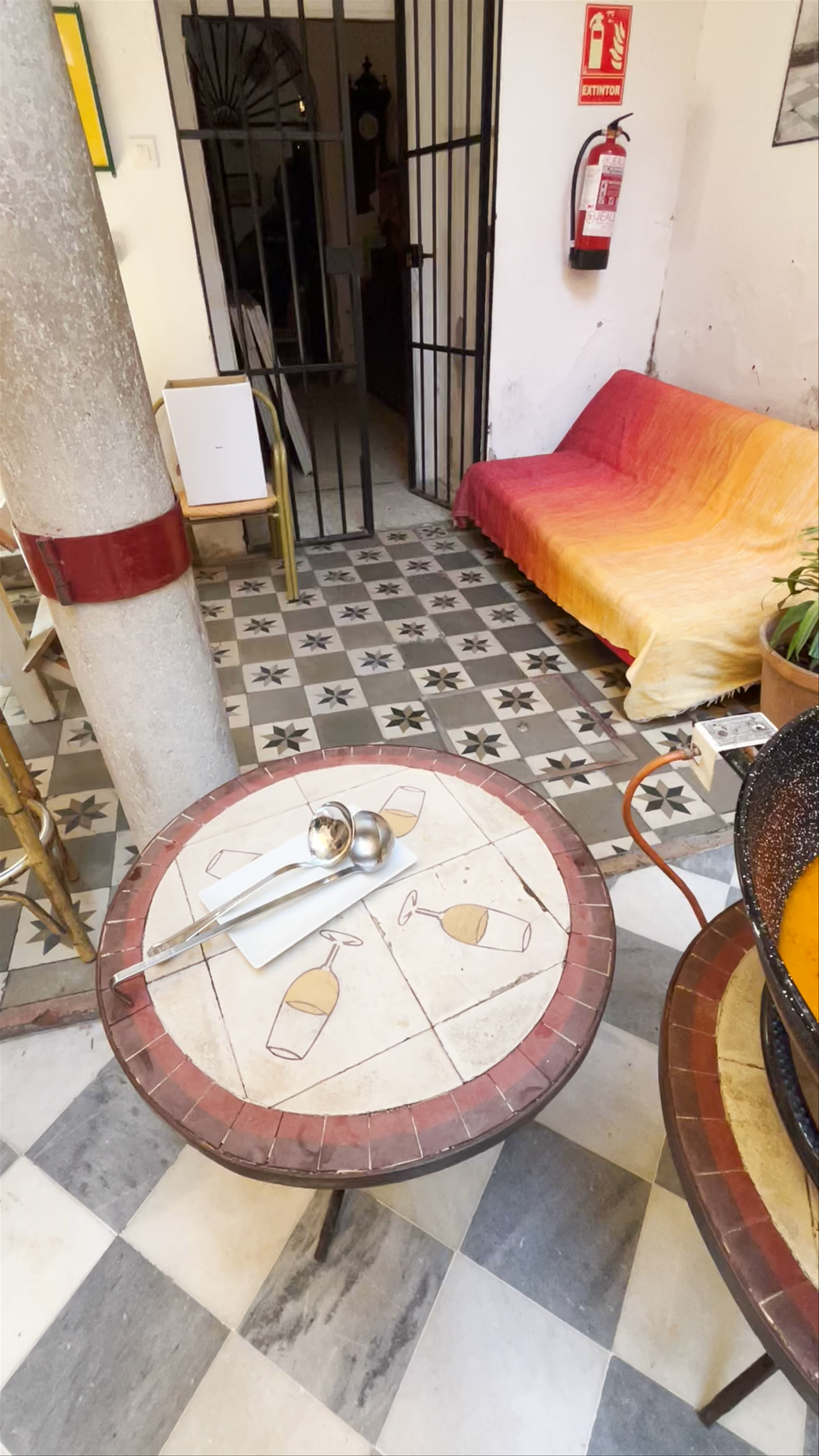 Cozy Tapas Experience at Damajuana in Jerez de la Frontera
