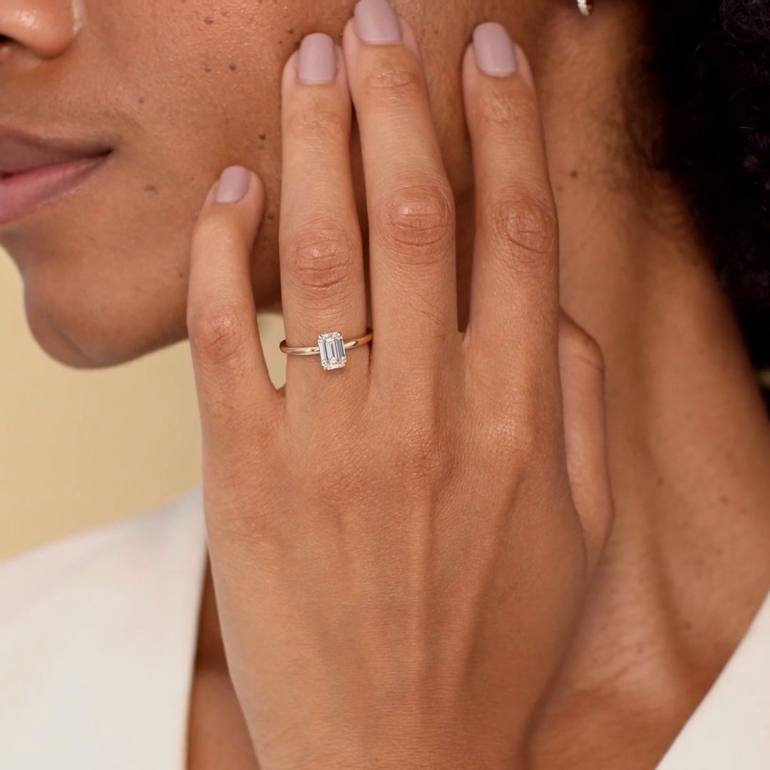 The Signature | Emerald | 18k | Yellow Gold | bandAccent: Plain | bandWidth: standard | hiddenHalo: no | diamondOrientation: vertical | caratWeight: other