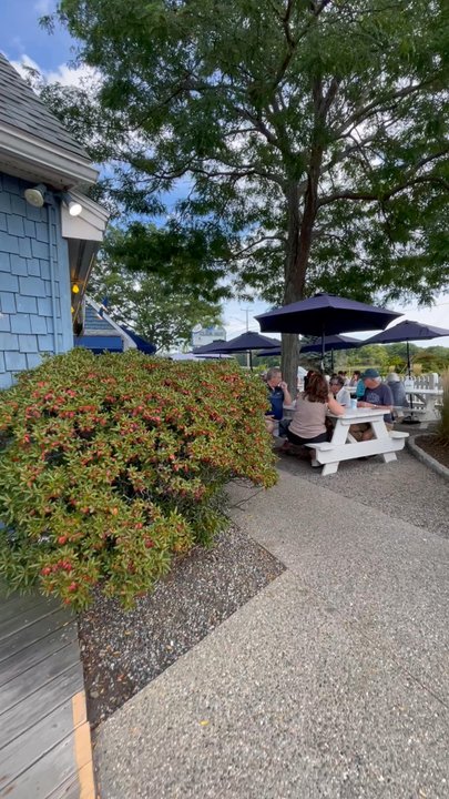 Bob's Clam Hut - quick outdoor vid - Seafood Near Me - Kittery, Maine