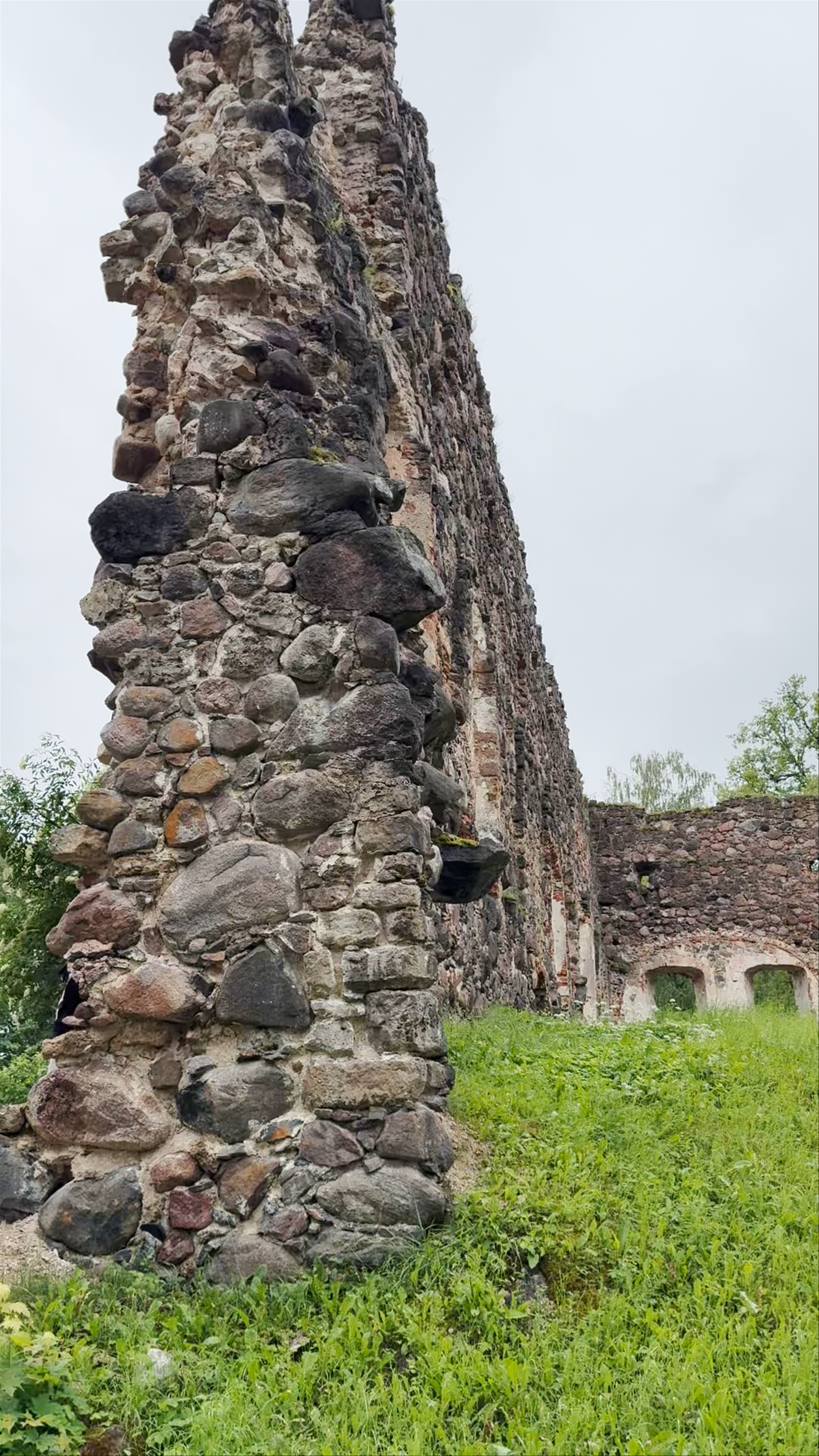 Rauna castle ruins
