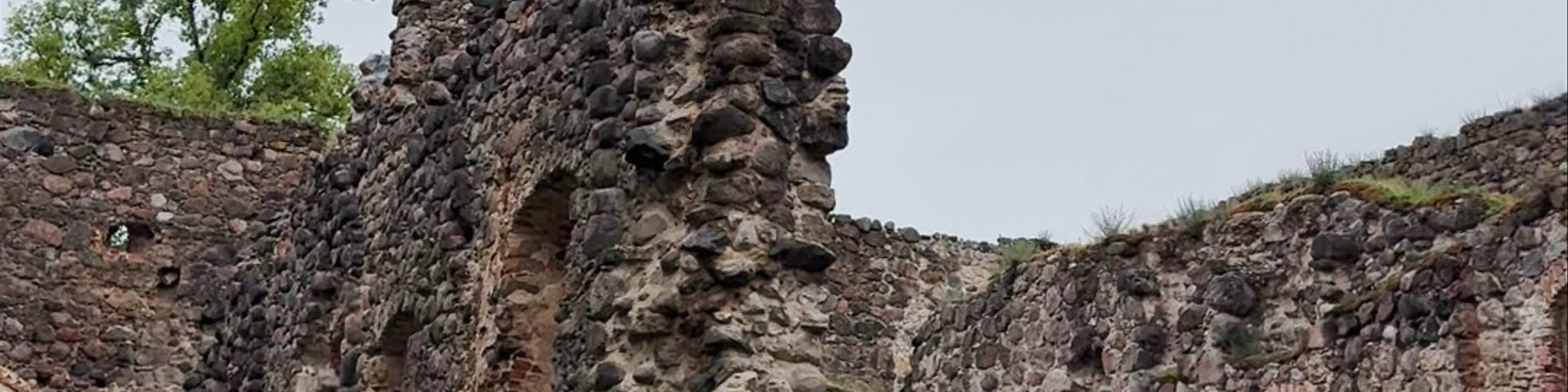 Rauna castle ruins