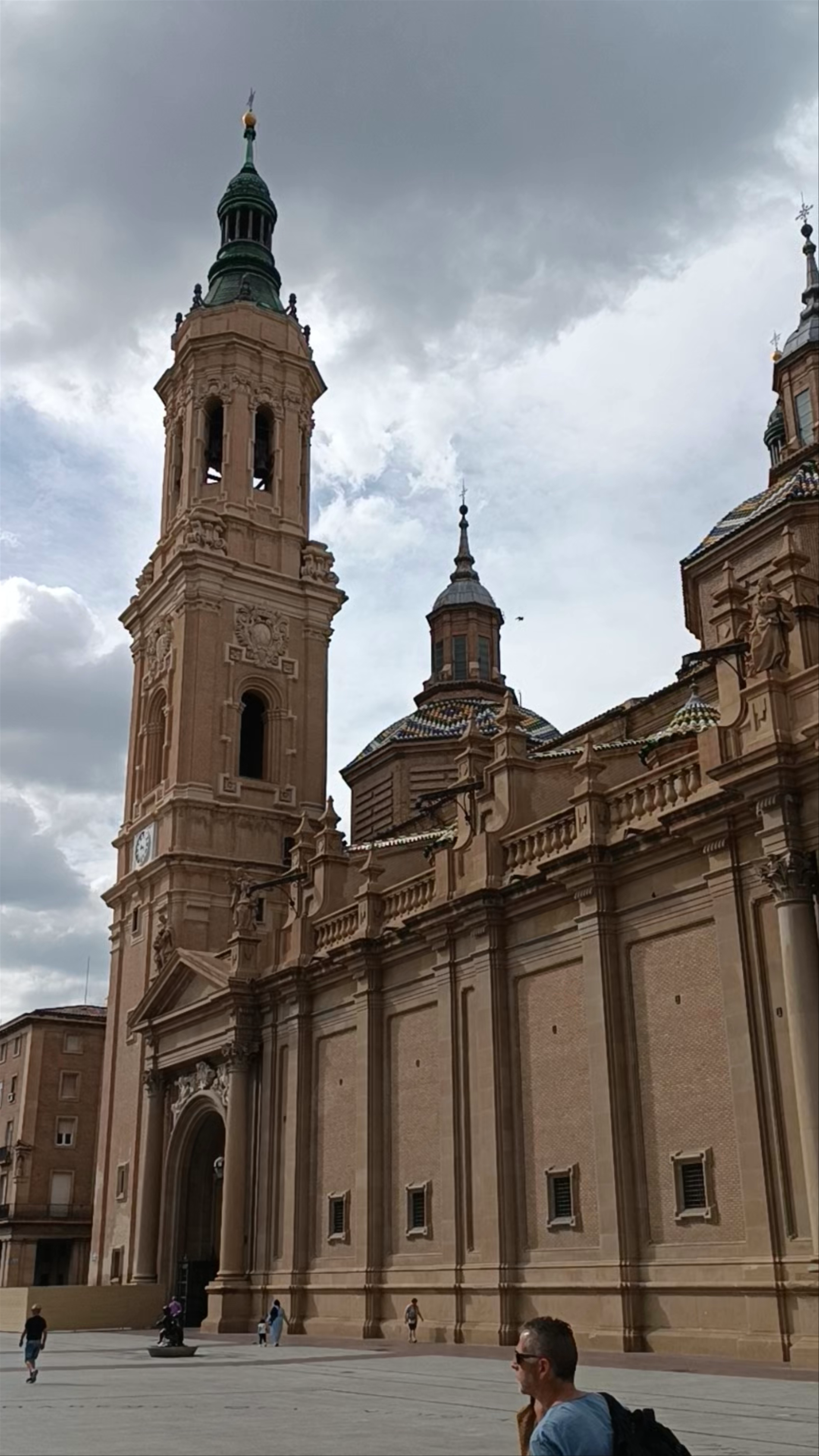 Catedral-Basílica de Nuestra Señora del Pilar: Majestic Baroque Landmark in Zaragoza