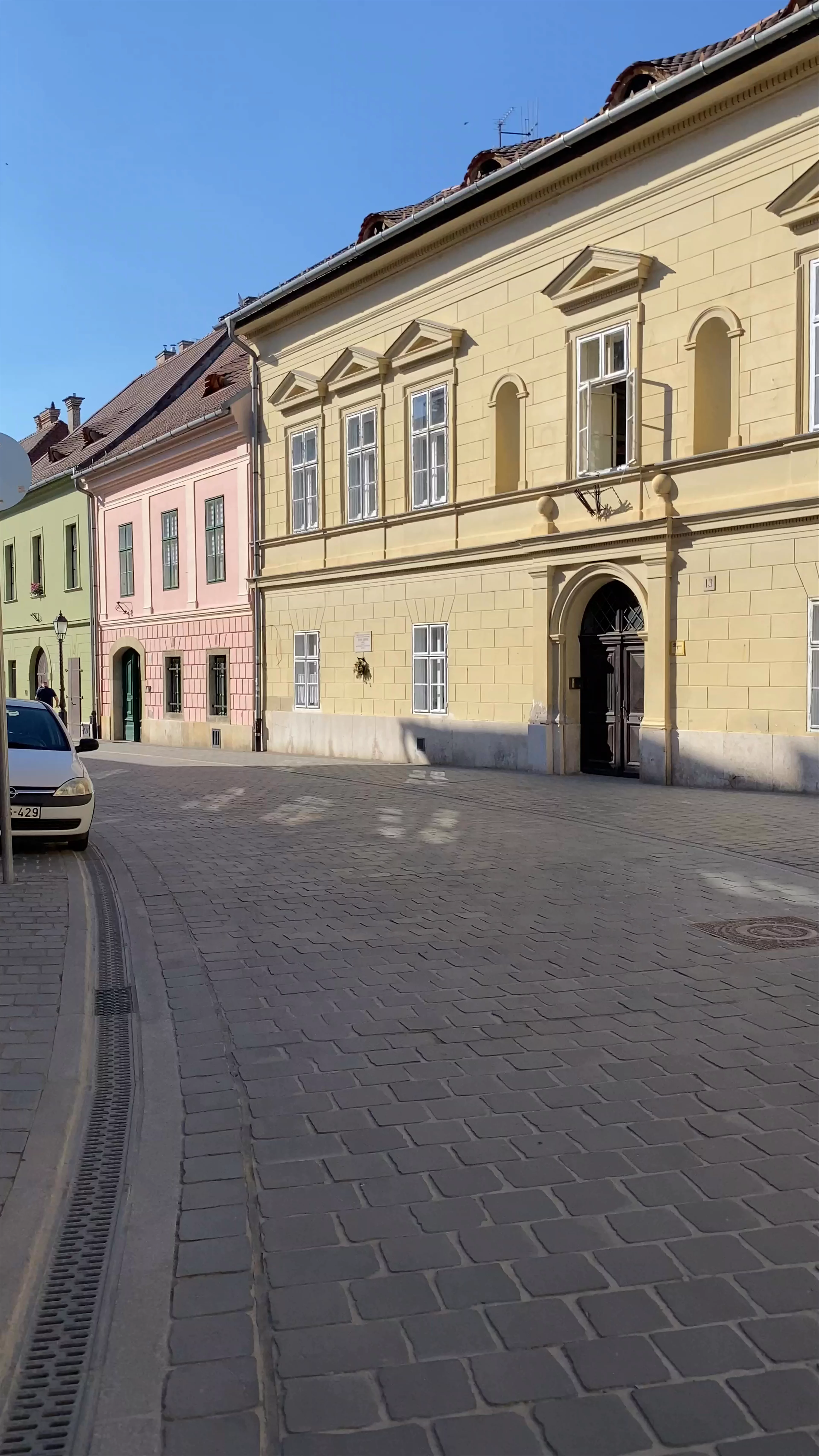 Castle District, Országház utca