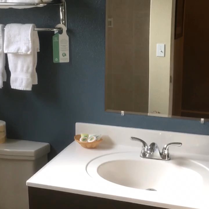 Thunderbird Lodge - Bathroom. - Hotels Near Me - Redding, California