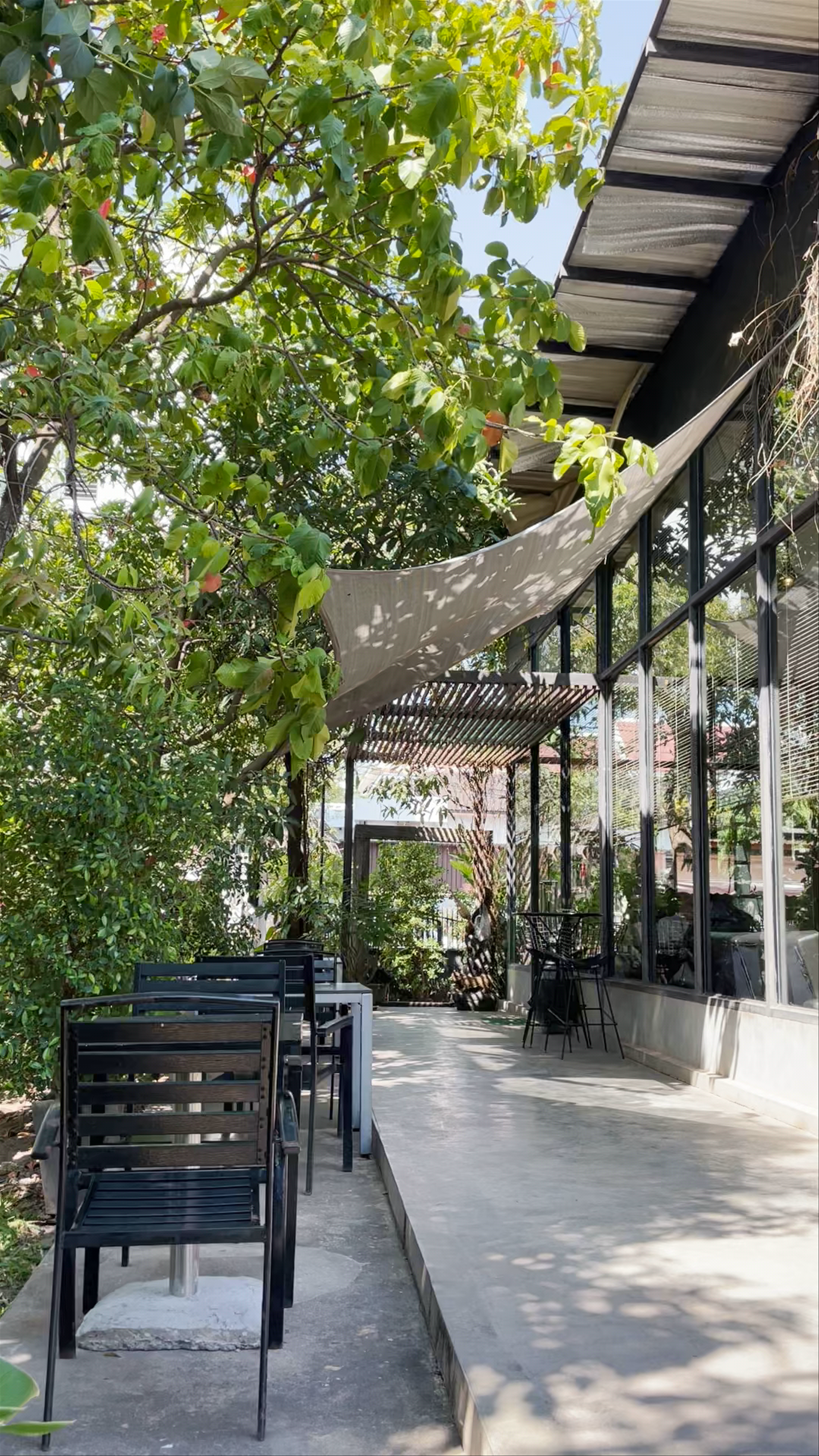 Bakery by Boris: Serene Outdoor Cafe Experience in Vientiane