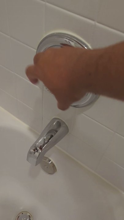 Kings Inn San Diego - Shower knob didn't work, so no water - San Diego, CA