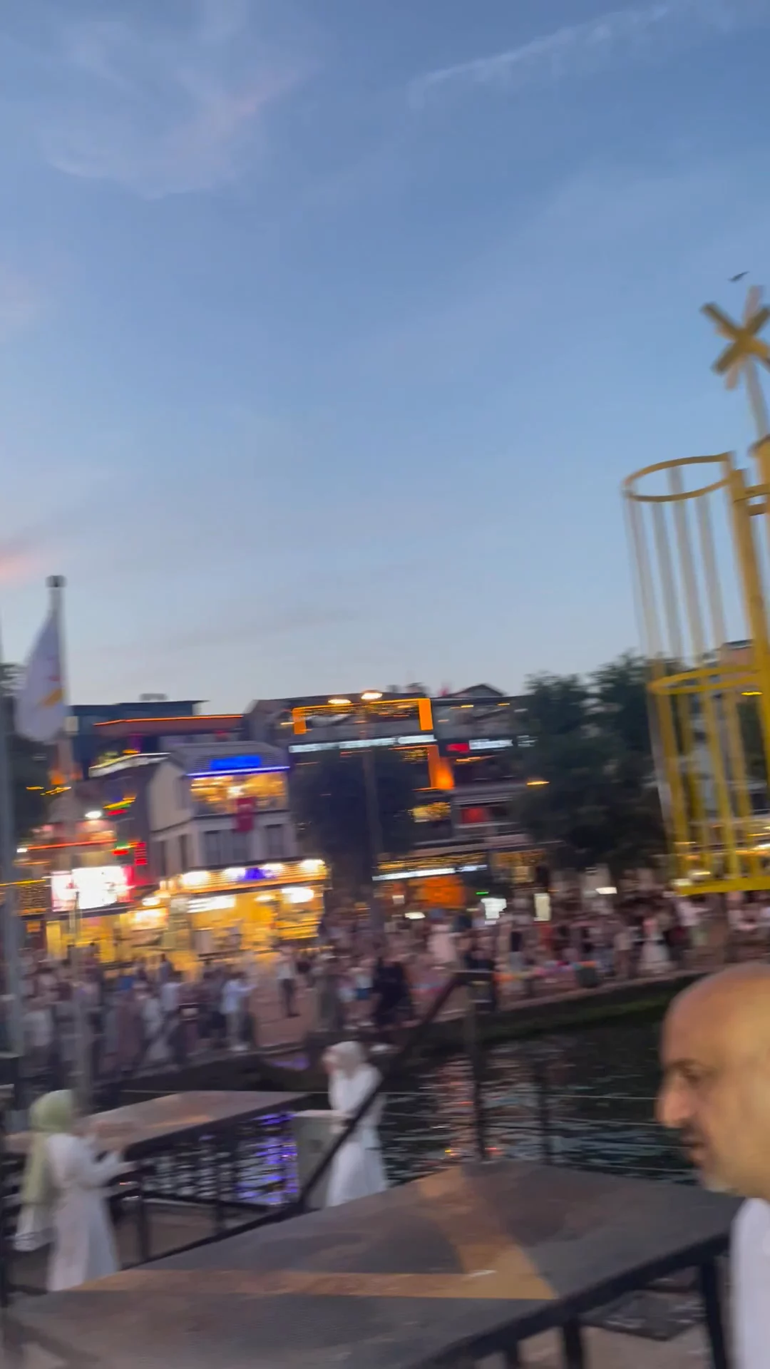 Sultanahmet est une excellente base pour les familles voyageant avec des adolescents, notamment grâce à ses rues piétonnes et à sa proximité avec les attractions principales. Lors du choix d’un hôtel ici, privilégiez les chambres familiales ou les suites offrant suffisamment d’espace et d’intimité. Les options de petit-déjeuner sur place peuvent gagner du temps et maintenir tout le monde énergisé pour les journées bien remplies. Voici quelques hôtels adaptés aux familles à considérer : - Nous avons séjourné au And Hotel et je le recommande vivement. Il est incroyablement proche de toutes les attractions de Sultanahmet - en fait, il se trouve juste à côté de la citerne basilique et sa terrasse offre probablement la meilleure vue de toute la ville. Pour d’autres options, consultez : - Marmara Guesthouse propose des chambres confortables et un emplacement central, parfait pour accéder facilement aux sites, à partir de 52,49 $. - Muyan Suites offre des suites spacieuses avec kitchenette, idéales pour les familles souhaitant plus d’indépendance, à partir de 101,96 $. - Kupeli Hotel propose des chambres familiales confortables et une ambiance calme, à partir de 55,10 $. - Gul Sultan Hotel est économique, avec des chambres propres et simples, à proximité des transports en commun, à partir de 45,01 $. Il est conseillé de réserver tôt, notamment en haute saison, pour garantir une chambre familiale. Vérifiez également si l’hôtel inclut le petit-déjeuner ou si de proches cafés peuvent offrir un petit déjeuner rapide le matin. Séjourner à Sultanahmet signifie être à quelques pas des sites emblématiques et pouvoir facilement prendre le ferry ou le tramway pour d’autres quartiers, rendant les sorties quotidiennes avec des adolescents sans souci.