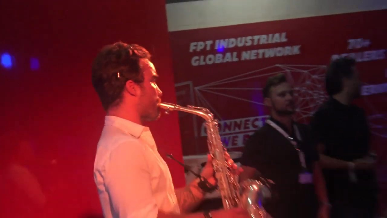 The Milan Saxophonist @ Cannes Yachting Festival - video