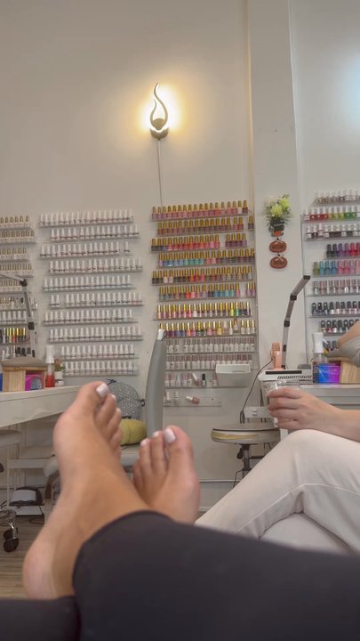 Omg Nails - Absolute favorite Nail techs in all LA. Stay without a chip for over 2 weeks guaranteed.  Best of the best. Creme de la creme - Nail Salons Near Me - Beverly Hills, California