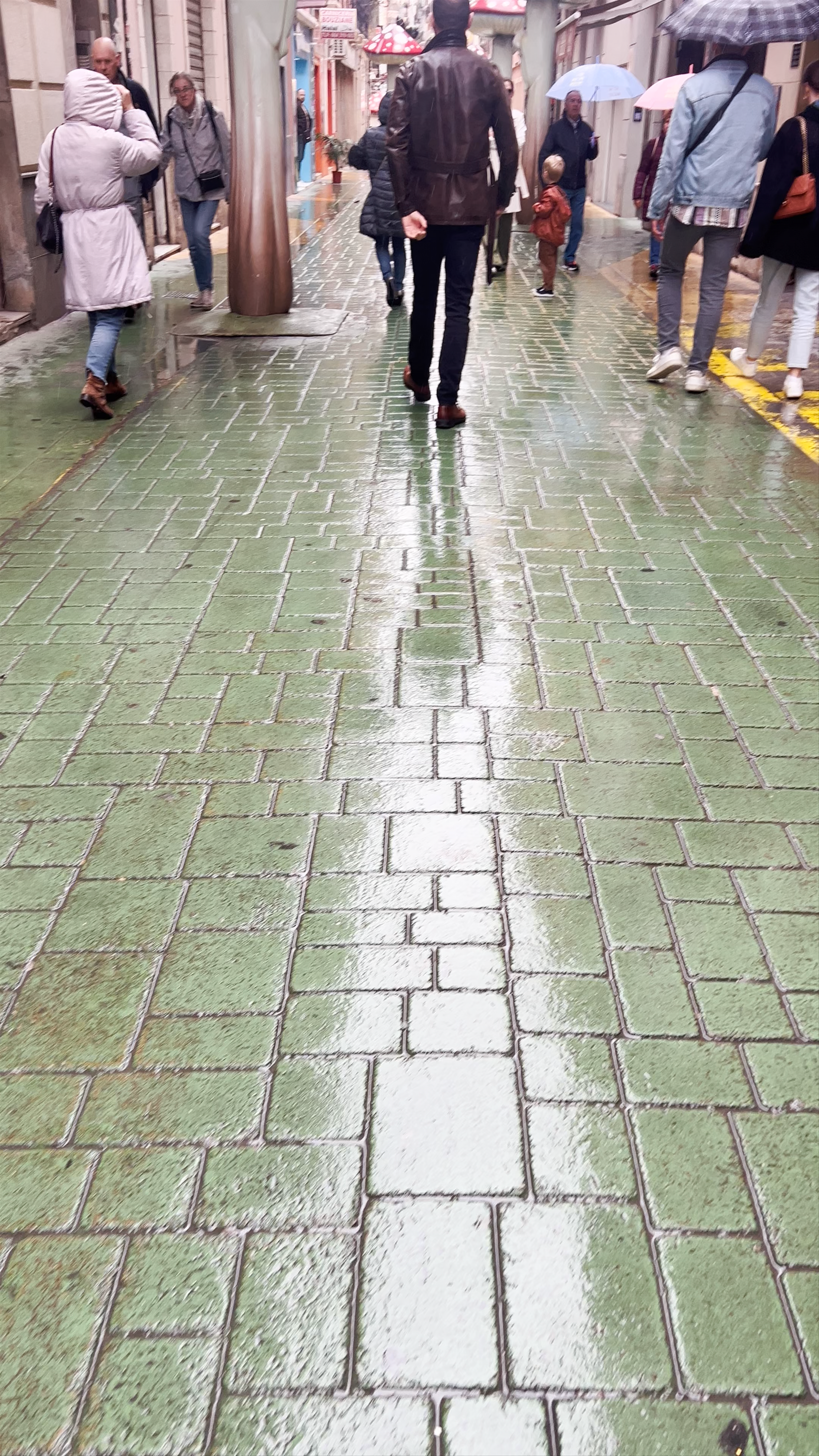 Calle de Las Setas: Rain-Kissed Stroll in Alicante's Charming Alley