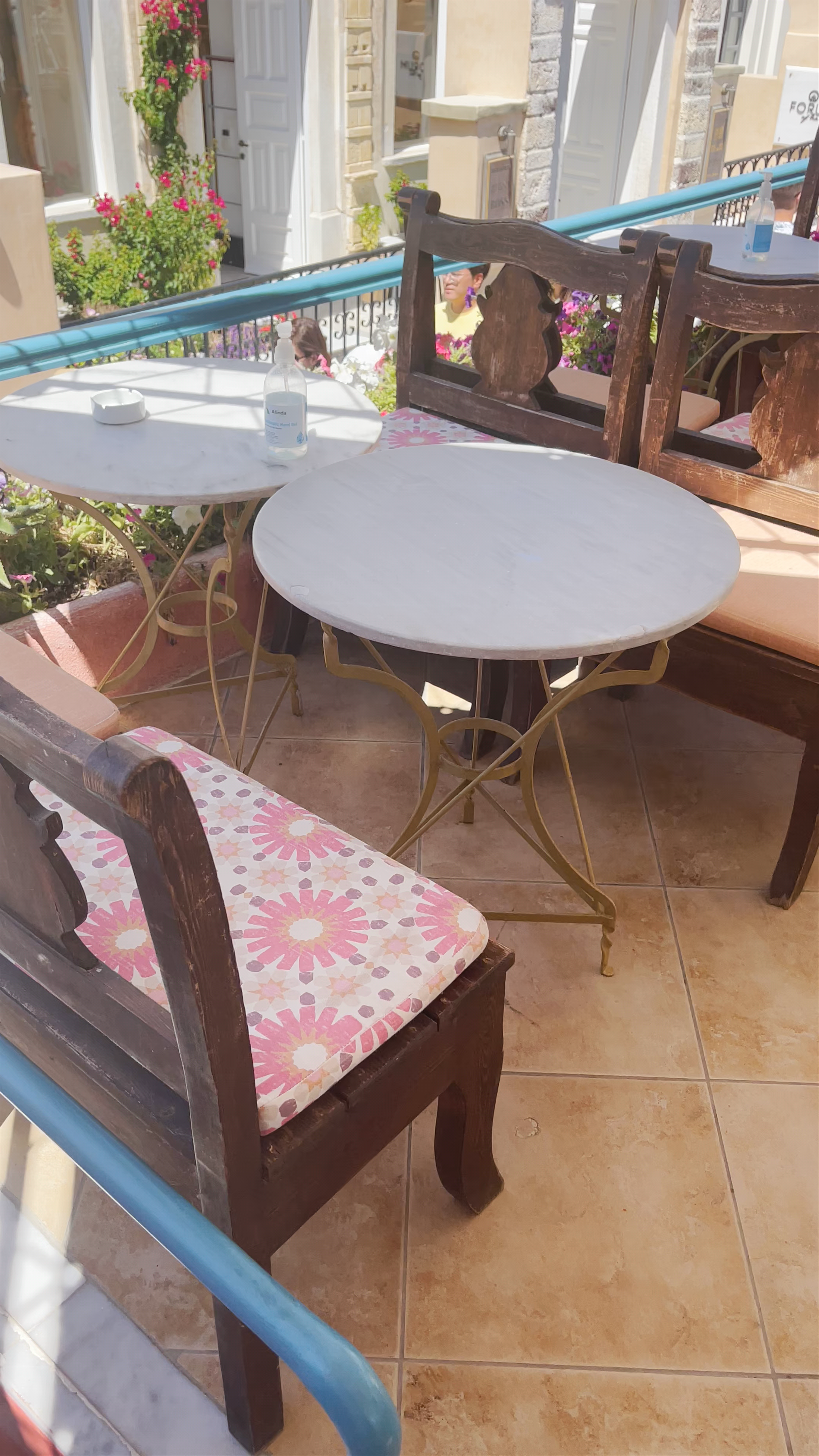 Melenio Cafe: Charming Outdoor Dining in Oia, Greece